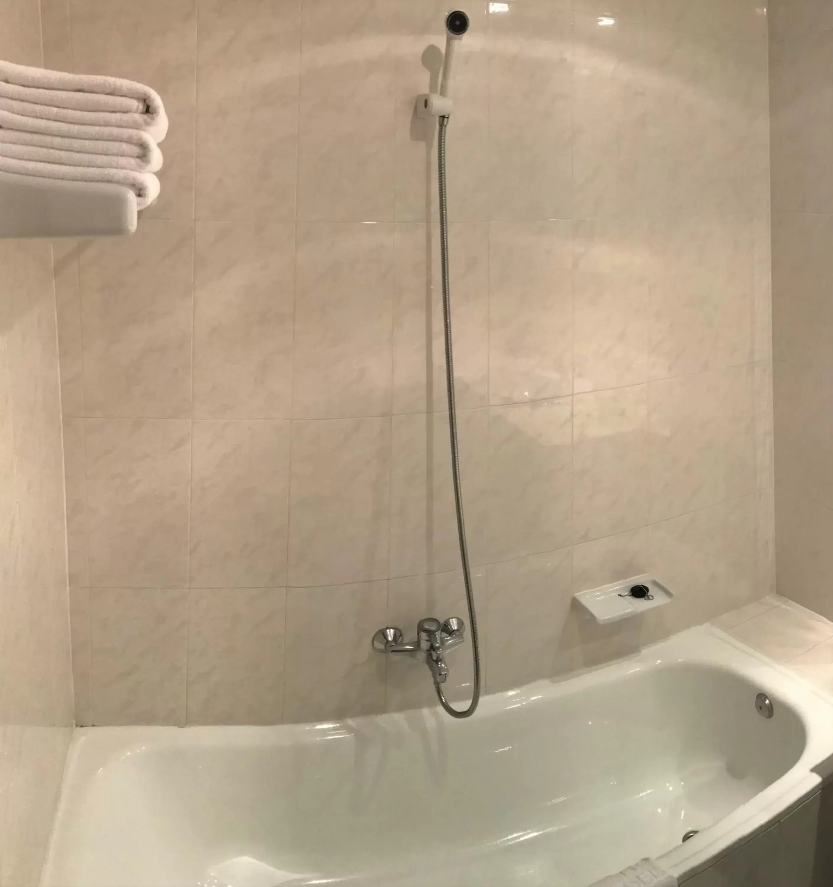 Triple Room with Bath in Hotel Roc Del Castell Triple Room with Bath in Hotel Roc Del Castell