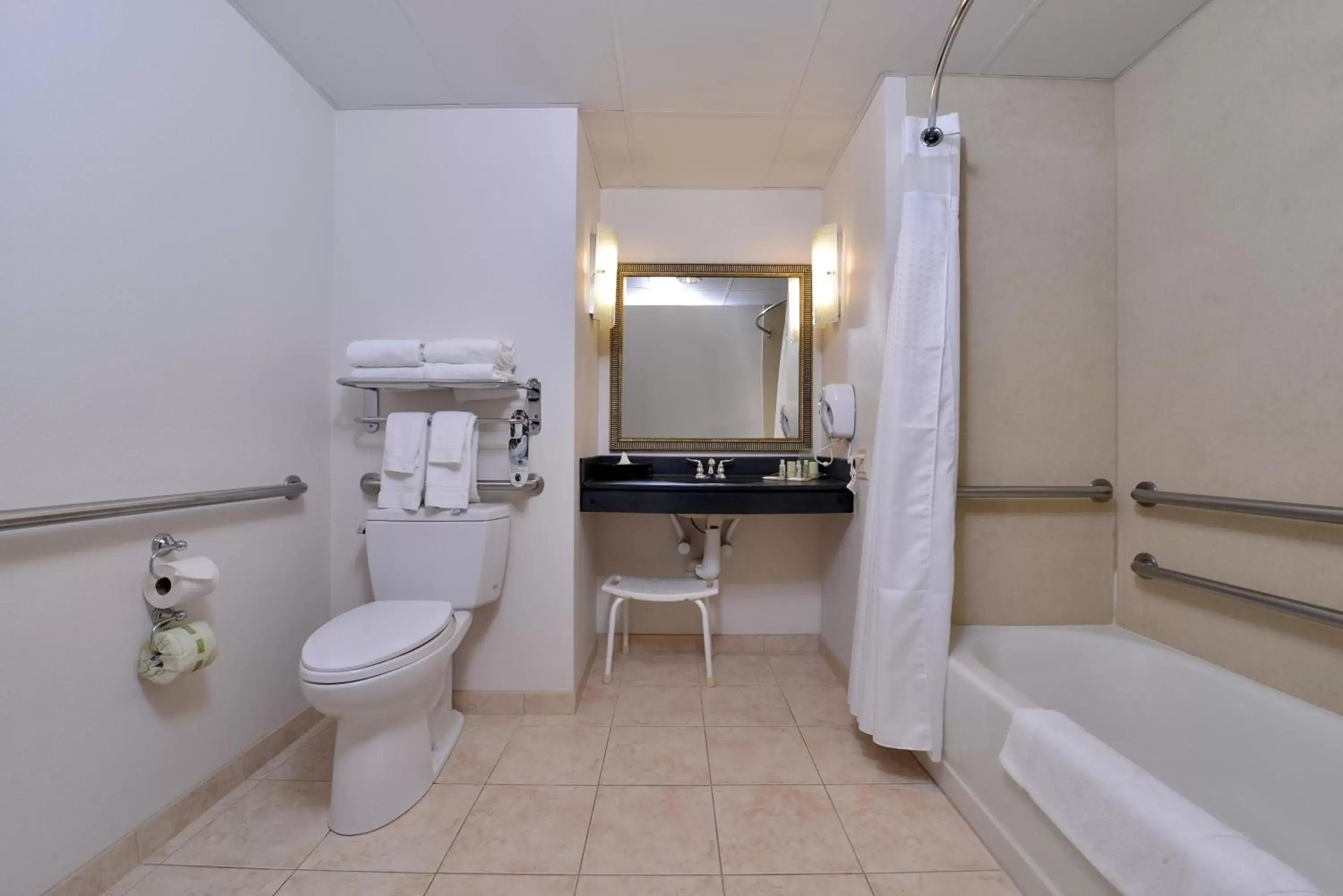 Standard Queen Room with Two Queen Beds and Mobility Accessible Tub in Holiday Inn Madison at The American Center by IHG Standard Queen Room with Two Queen Beds and Mobility Accessible Tub in Holiday Inn Madison at The American Center by IHG