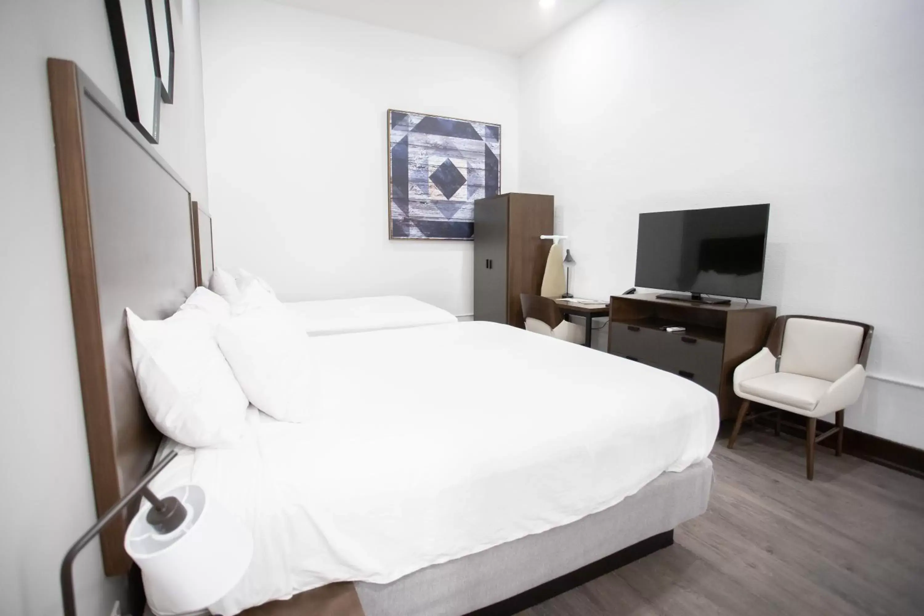 Deluxe Room with King Bed, Queen Bed and Sofa Bed - Non-Smoking in Leavenworth Local Hotel Deluxe Room with King Bed, Queen Bed and Sofa Bed - Non-Smoking in Leavenworth Local Hotel