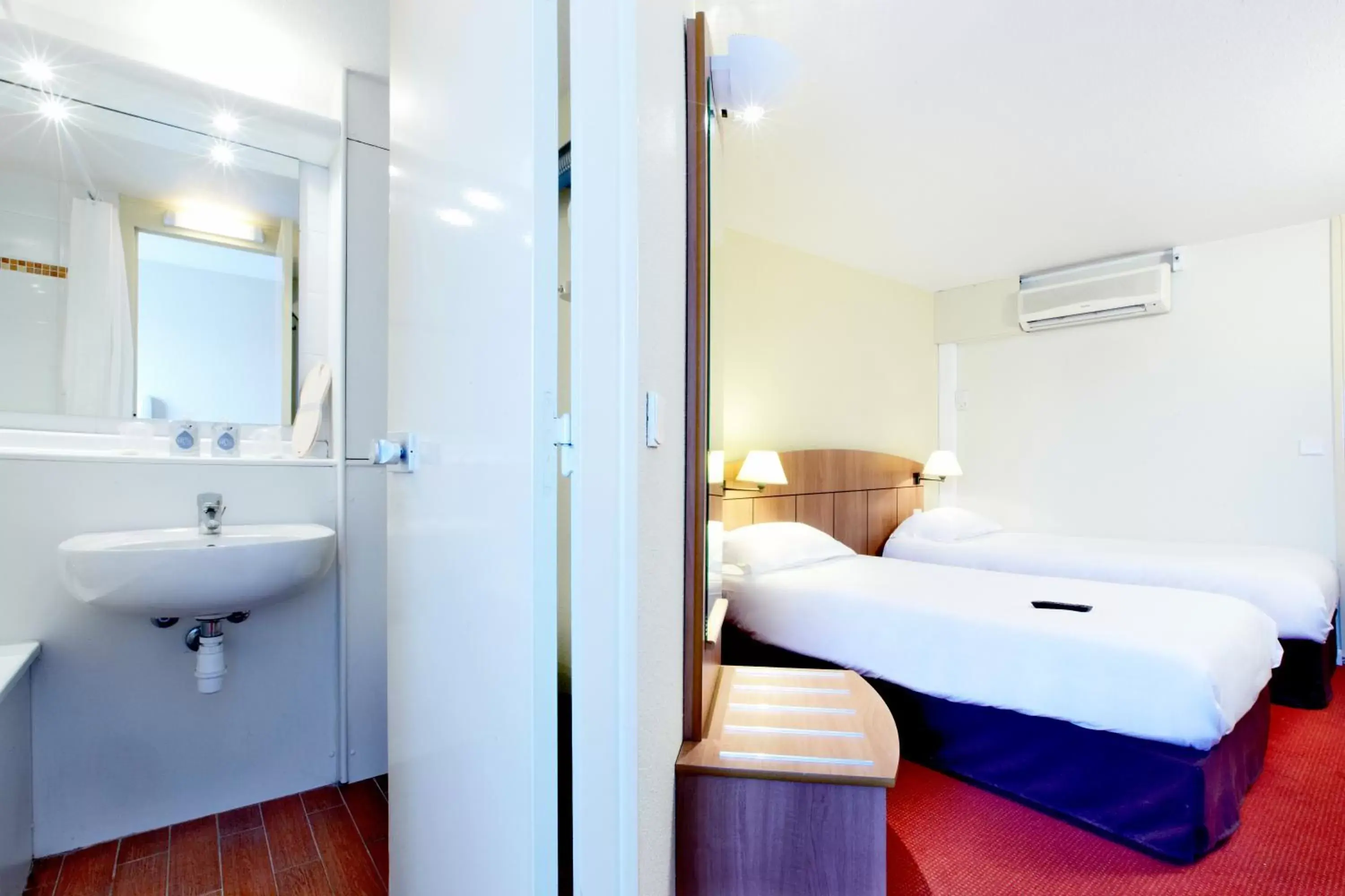 Twin Room in Kyriad Genève St-Genis-Pouilly Twin Room in Kyriad Genève St-Genis-Pouilly