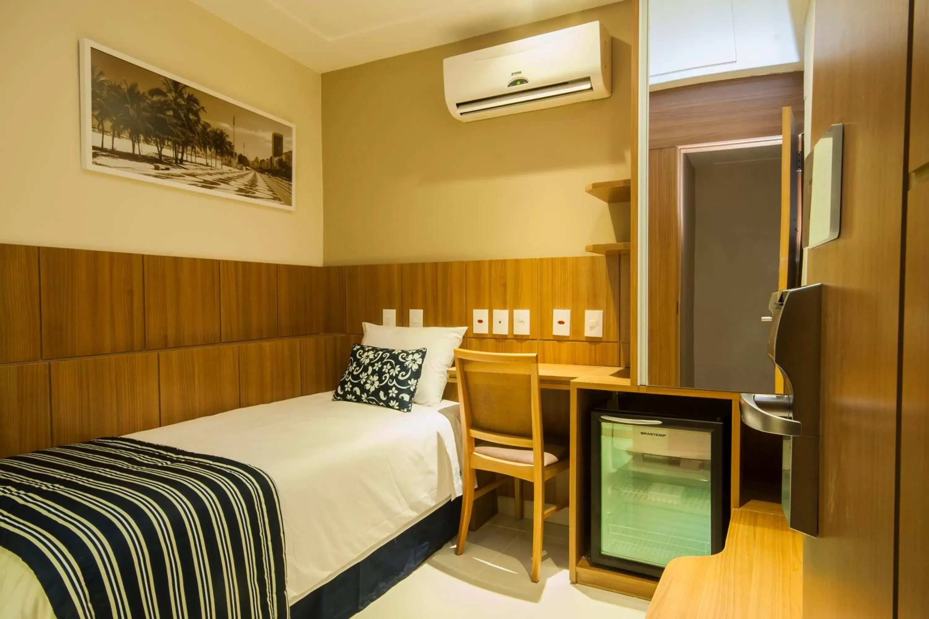 Economy Single Room in Hotel Atlântico Rio Economy Single Room in Hotel Atlântico Rio