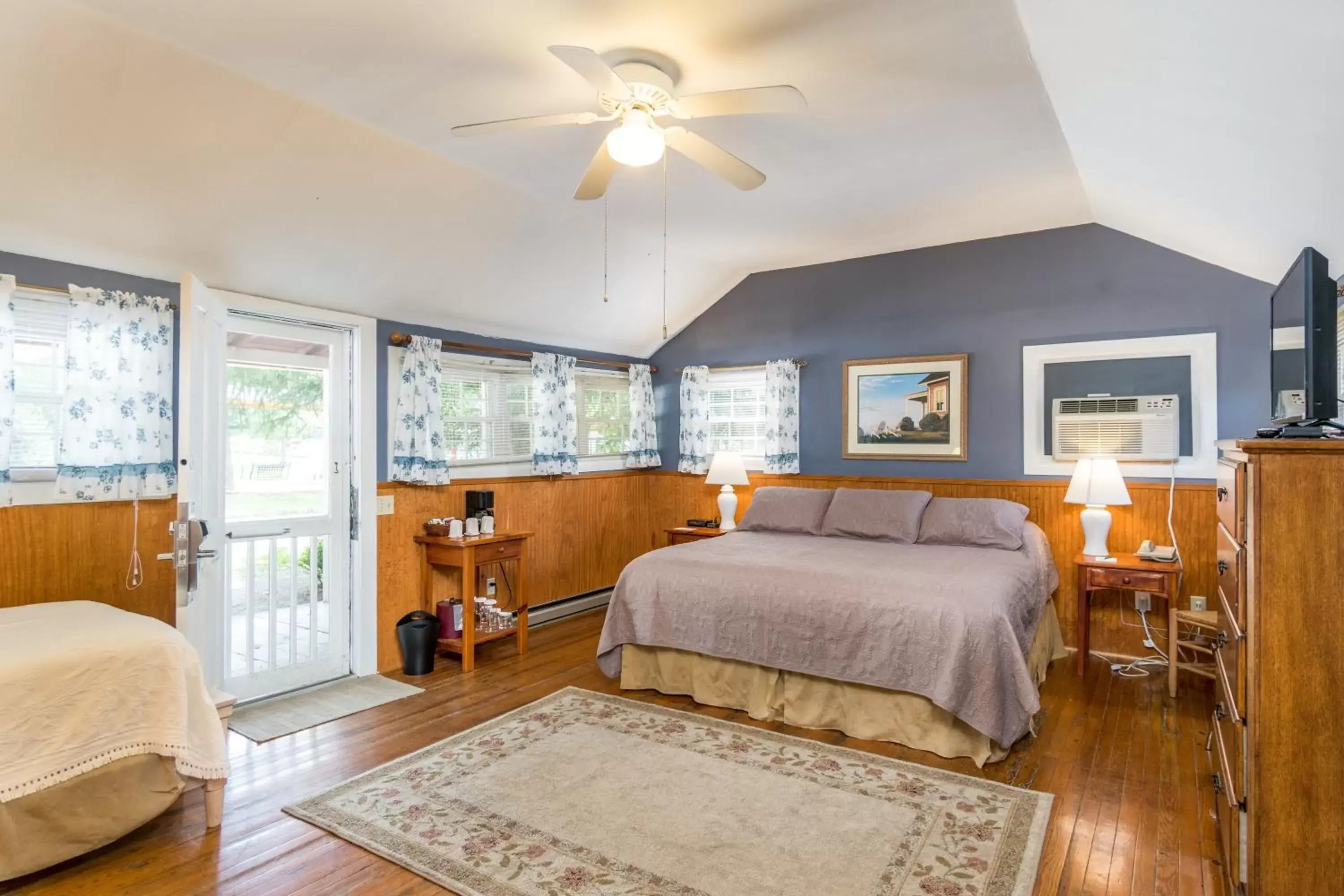 Large Cabin Room in Highland Lake Inn & Resort - Flat Rock Large Cabin Room in Highland Lake Inn & Resort - Flat Rock