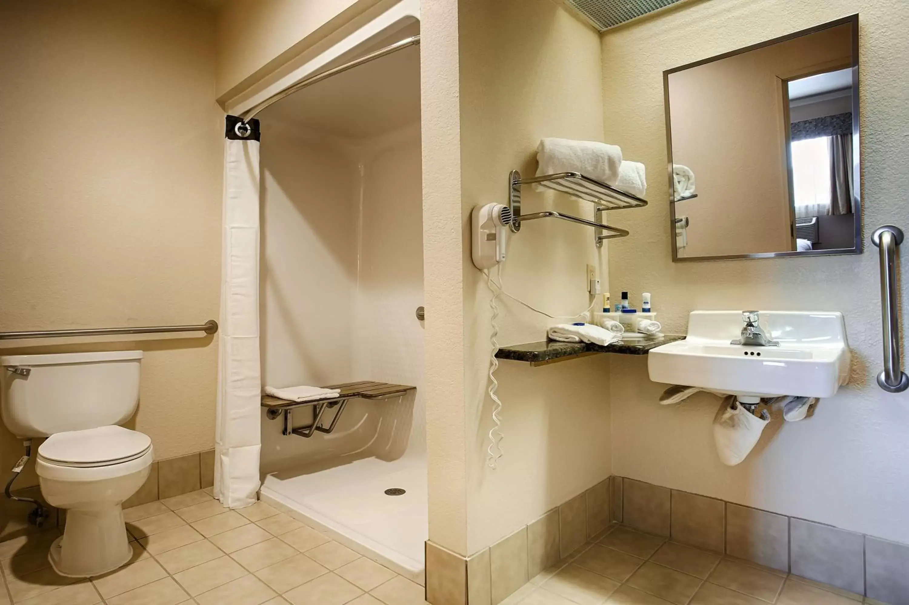 King Room with Roll In Shower - Disability Access - Ground Floor - Non Smoking in Best Western Anthony/West El Paso King Room with Roll In Shower - Disability Access - Ground Floor - Non Smoking in Best Western Anthony/West El Paso
