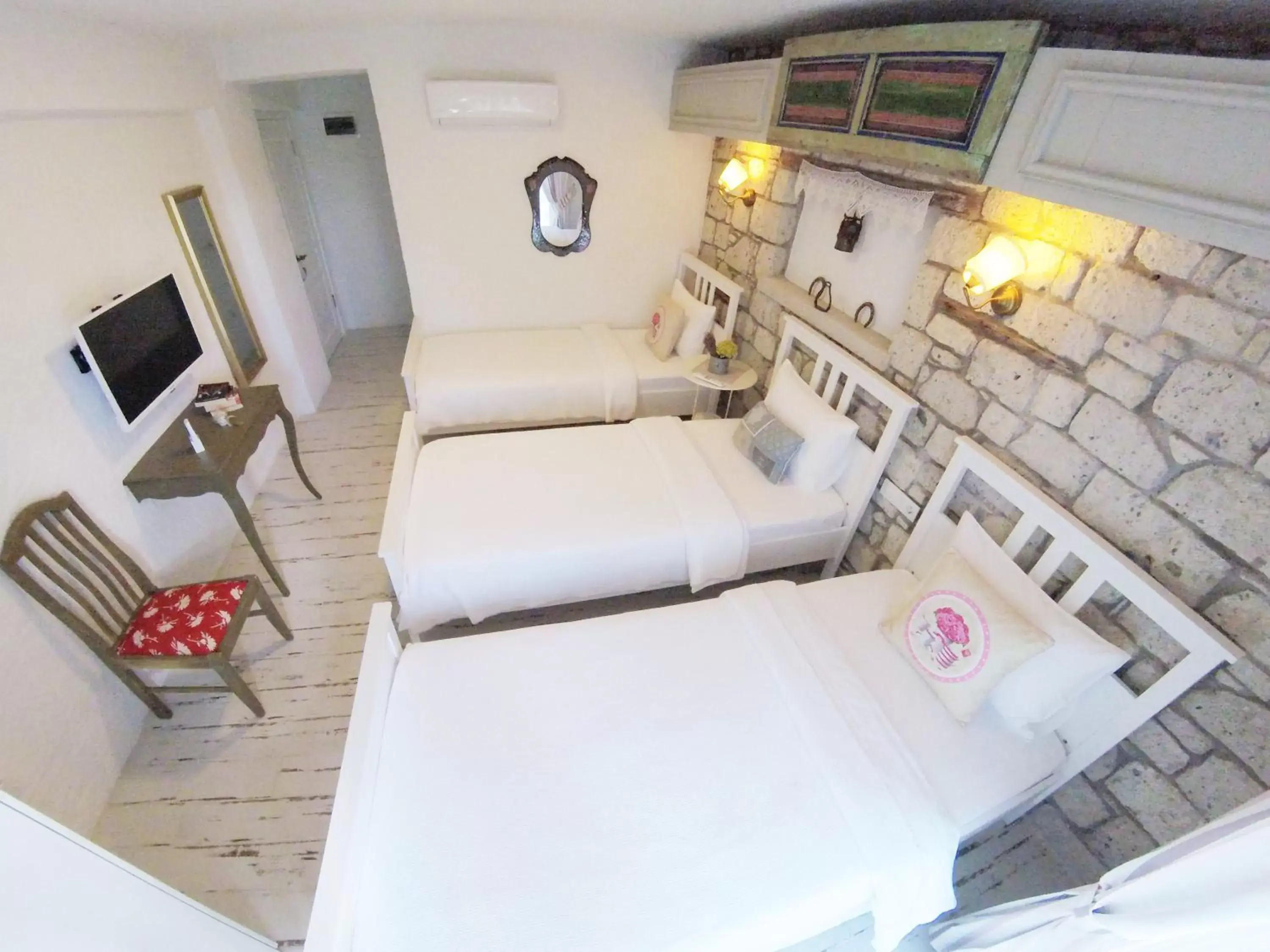 Standard Triple Room in Morisi Konak Butik Otel Standard Triple Room in Morisi Konak Butik Otel