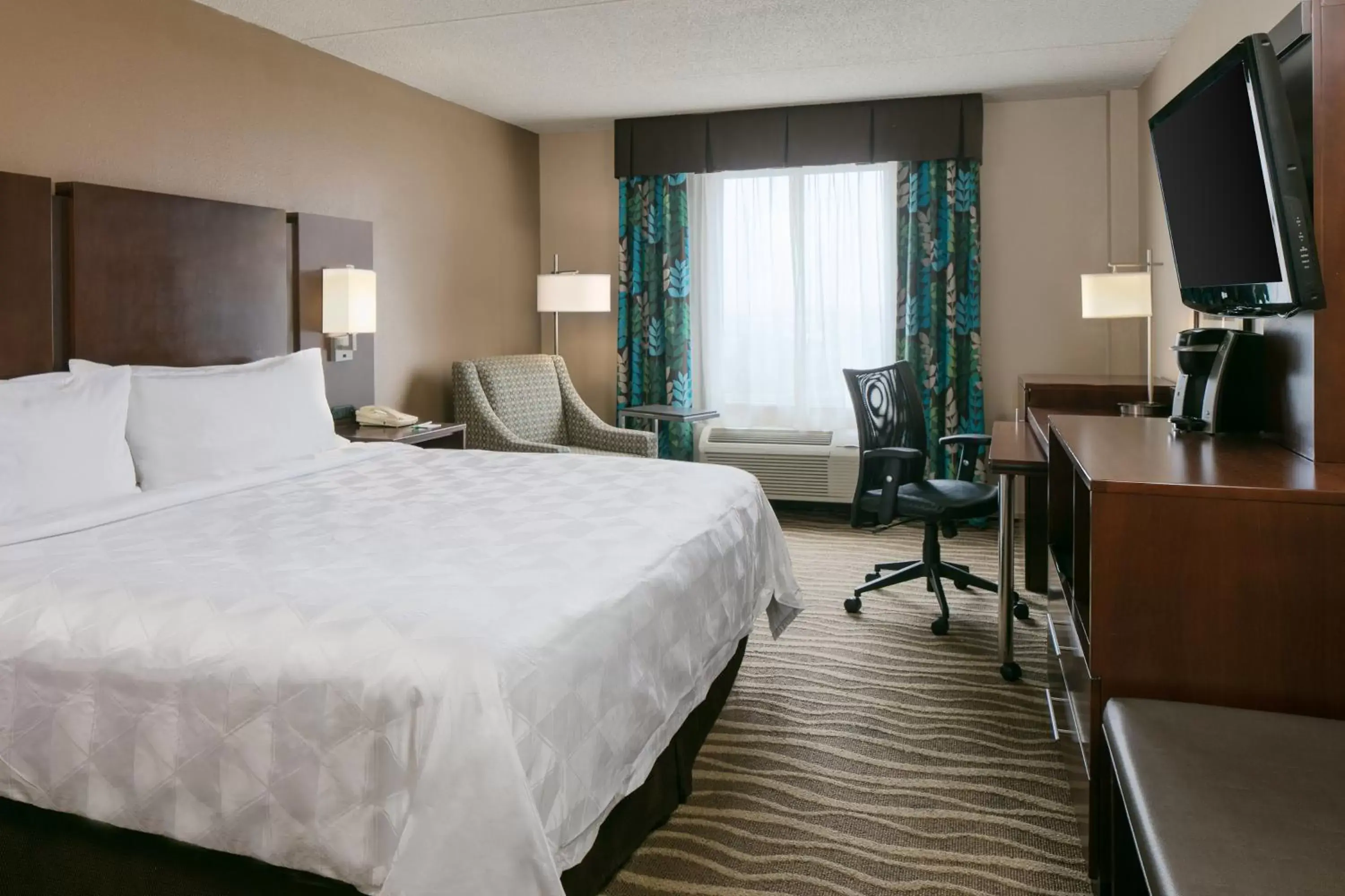 Standard King Room with Mobility Accessible Tub in Holiday Inn Hotel & Suites Overland Park-West by IHG Standard King Room with Mobility Accessible Tub in Holiday Inn Hotel & Suites Overland Park-West by IHG