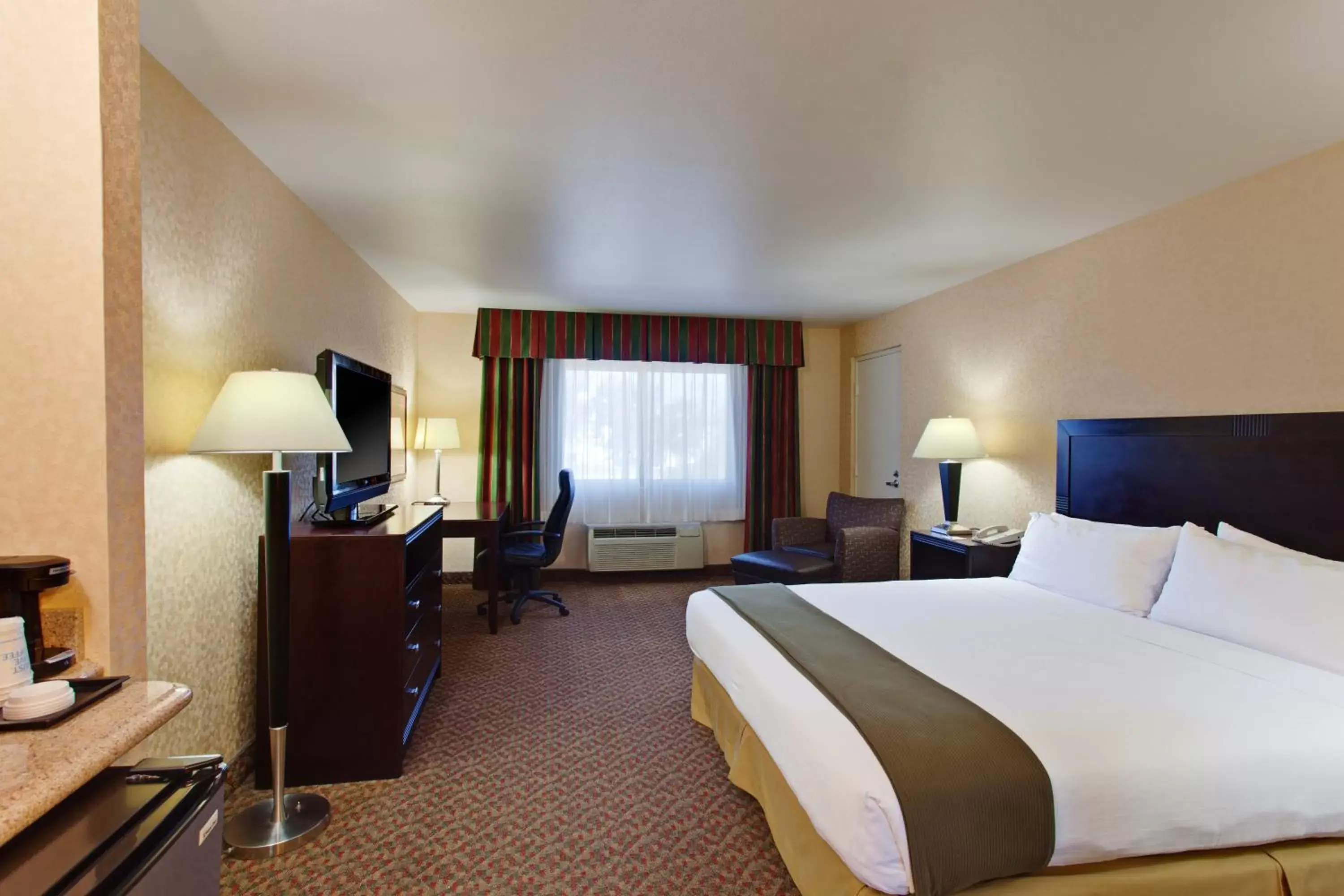 Standard King Room in Holiday Inn Express Temecula by IHG Standard King Room in Holiday Inn Express Temecula by IHG