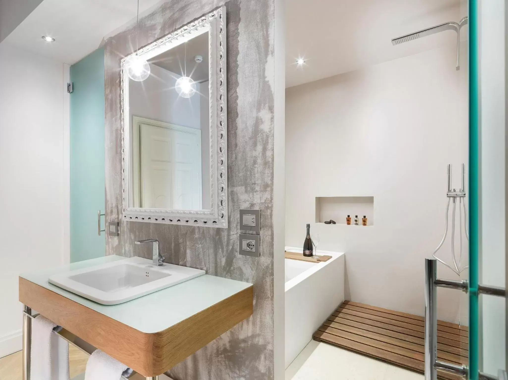 Suite with Duomo Cathedral View with Balcony in The Glamore Milano Duomo Suite with Duomo Cathedral View with Balcony in The Glamore Milano Duomo