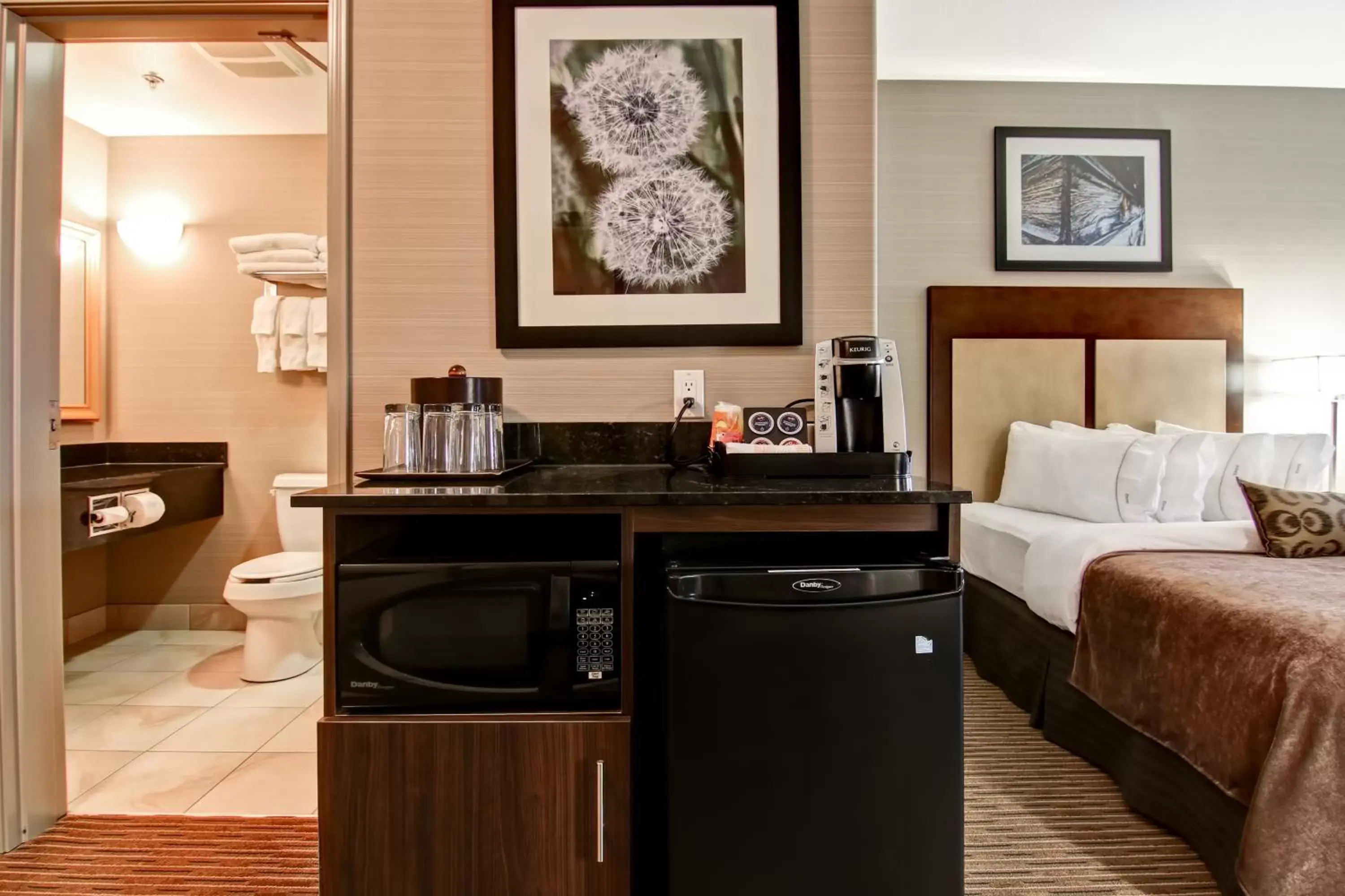 Standard Queen Room with Two Queen Beds in Canalta Hotel Shaunavon Standard Queen Room with Two Queen Beds in Canalta Hotel Shaunavon