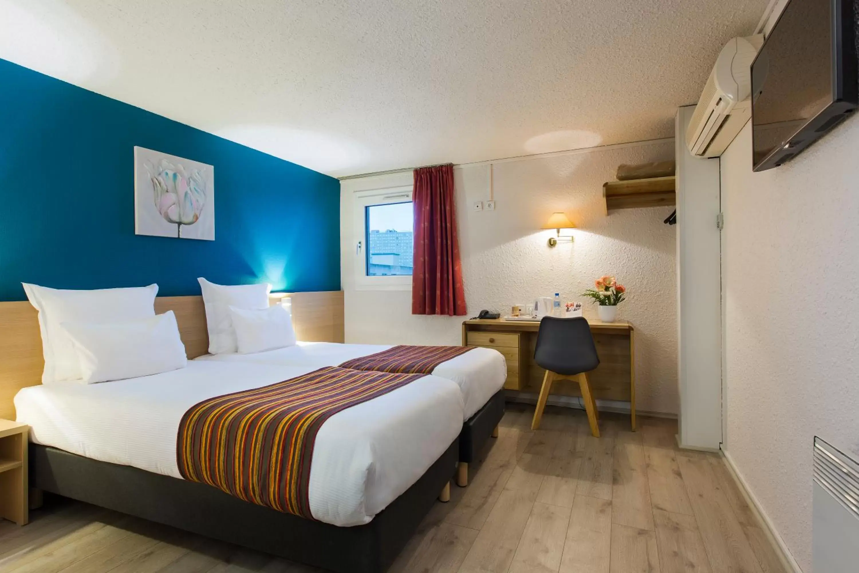 Standard Twin Room - Non-Smoking in Comfort Hotel Montlucon Standard Twin Room - Non-Smoking in Comfort Hotel Montlucon