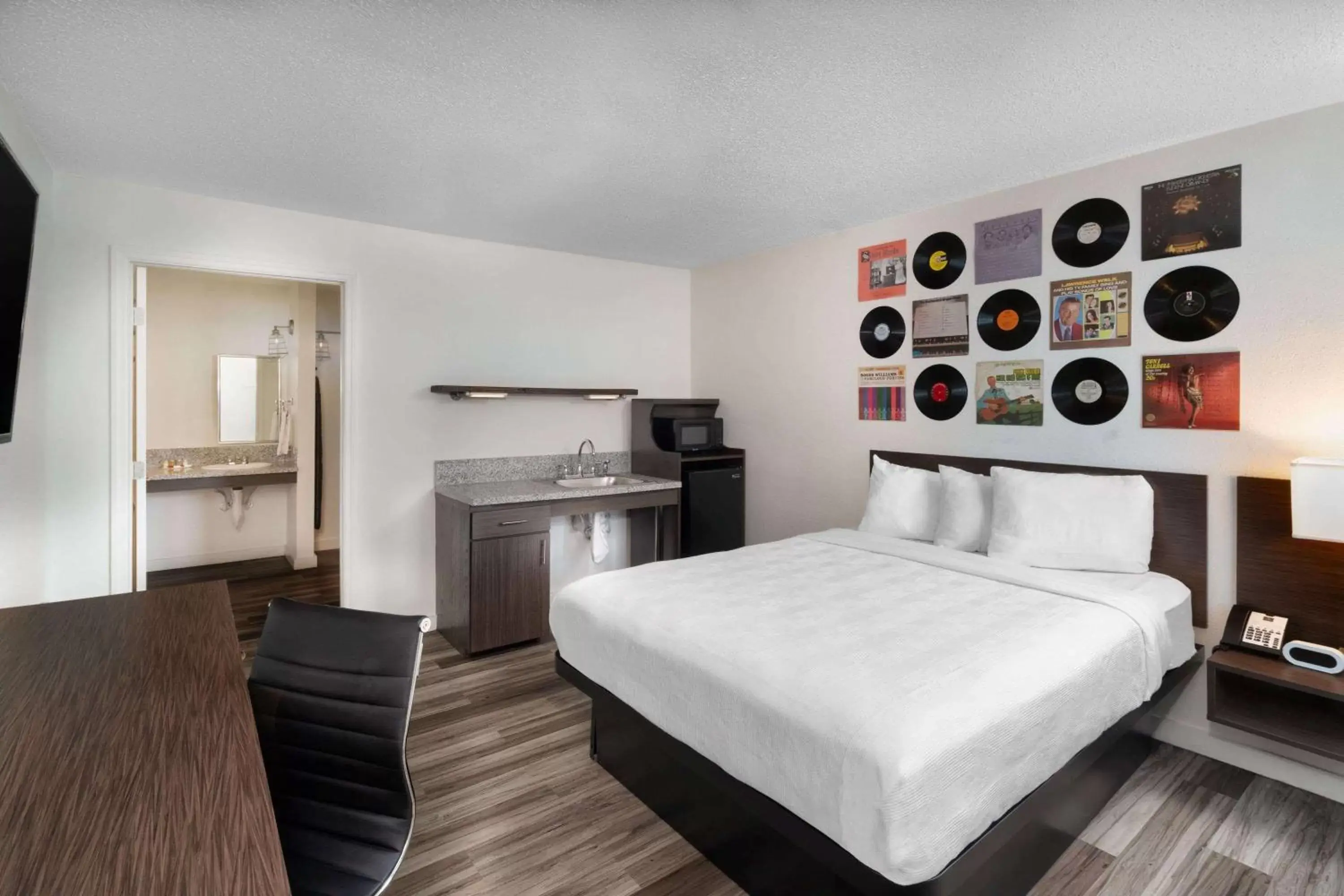 Queen Room - Mobility Access/Non-Smoking in Hillside Crossing Nashville a Ramada by Wyndham Queen Room - Mobility Access/Non-Smoking in Hillside Crossing Nashville a Ramada by Wyndham