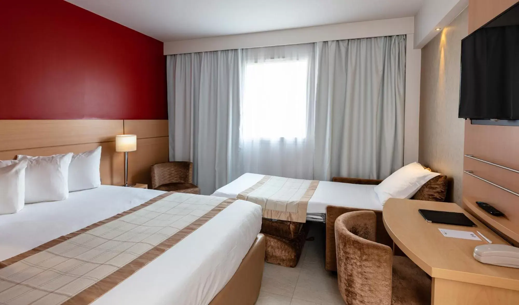 Small Triple Room with Queen Bed in Best Western Plus Le Lavarin Small Triple Room with Queen Bed in Best Western Plus Le Lavarin