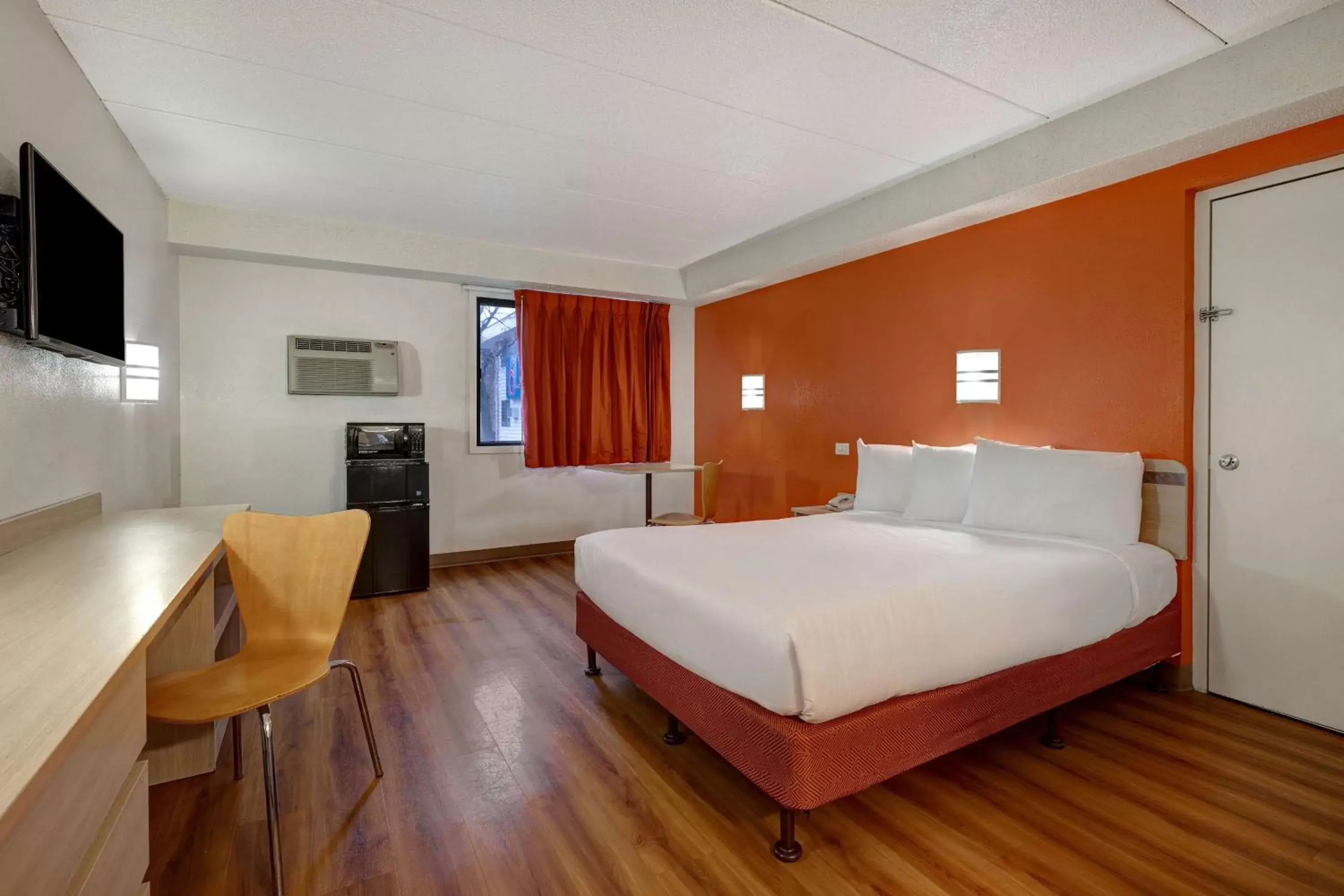 Queen Room in Motel 6-Lakeville, MN - South - Lakeville Queen Room in Motel 6-Lakeville, MN - South - Lakeville