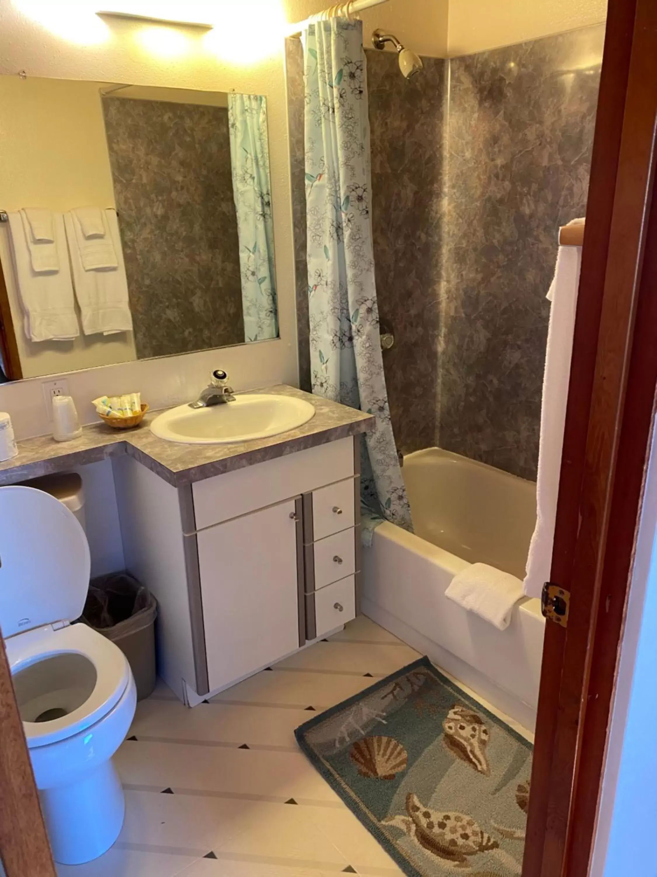 Queen Room in Curley's Resort & Dive Center Queen Room in Curley's Resort & Dive Center