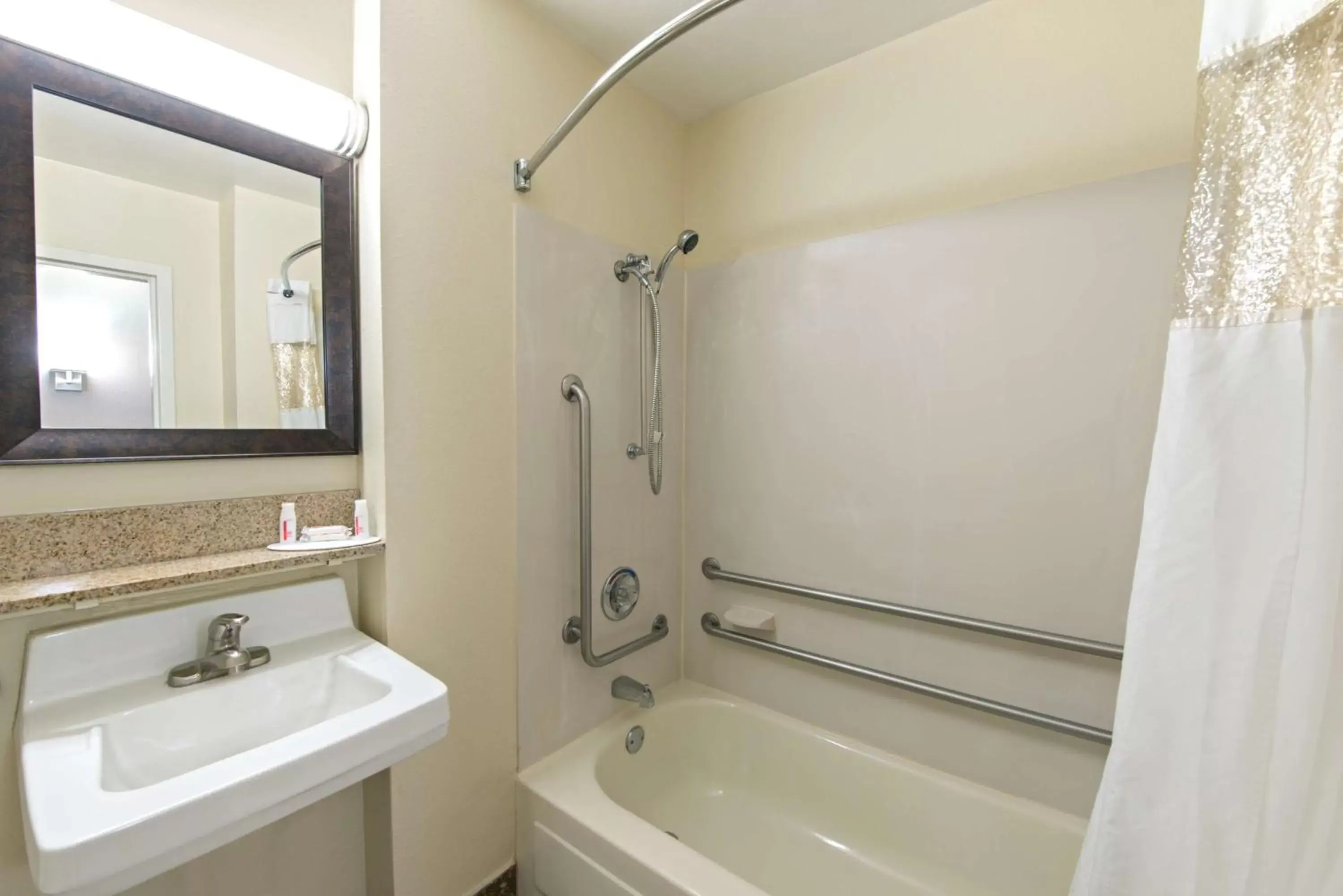 King Room - Mobility Accessible/Non-Smoking in Baymont by Wyndham Louisville East King Room - Mobility Accessible/Non-Smoking in Baymont by Wyndham Louisville East