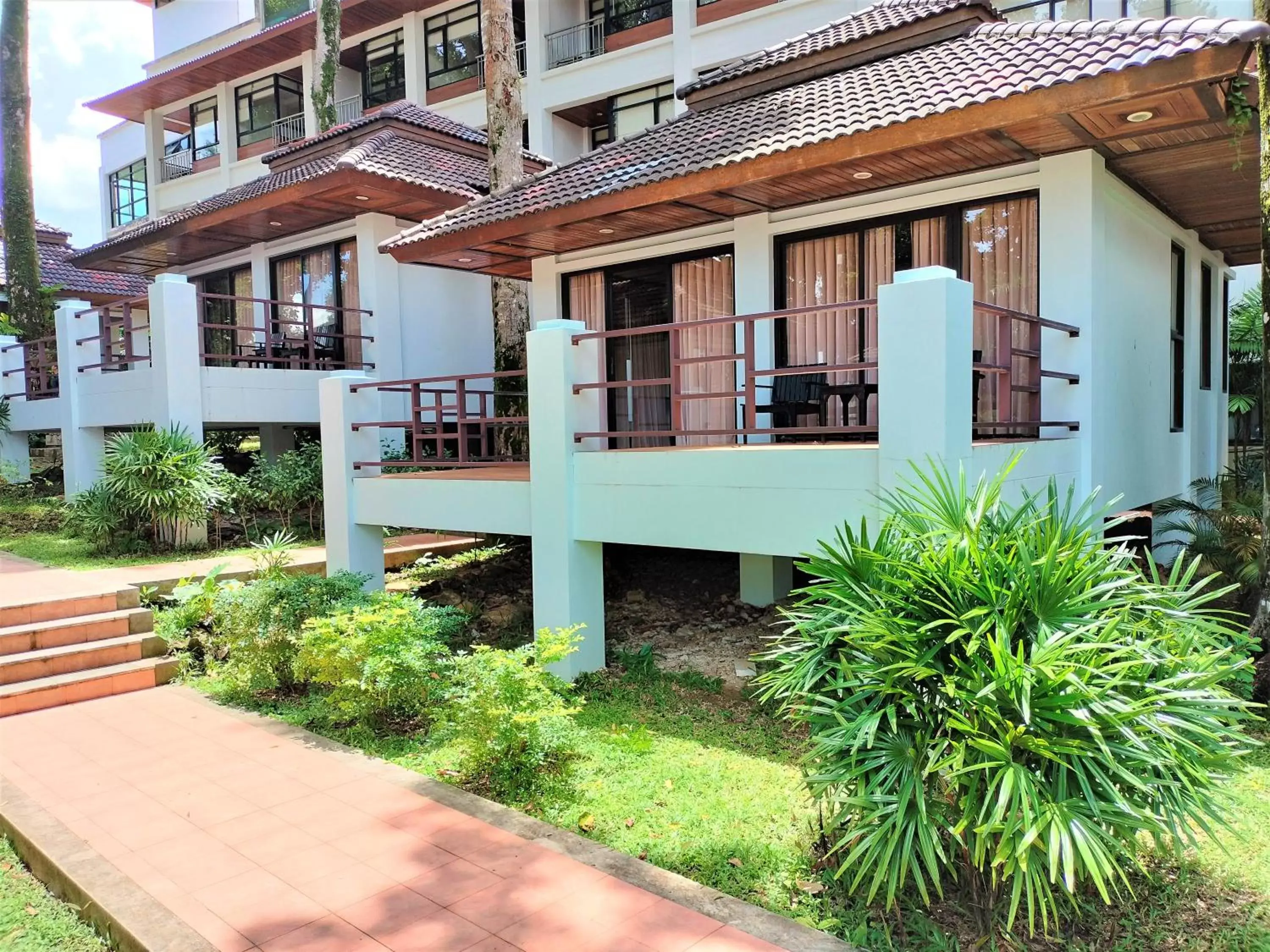 Garden Villa Private Balcony in Chang Buri Resort & Koh Chang Hillside Garden Villa Private Balcony in Chang Buri Resort & Koh Chang Hillside