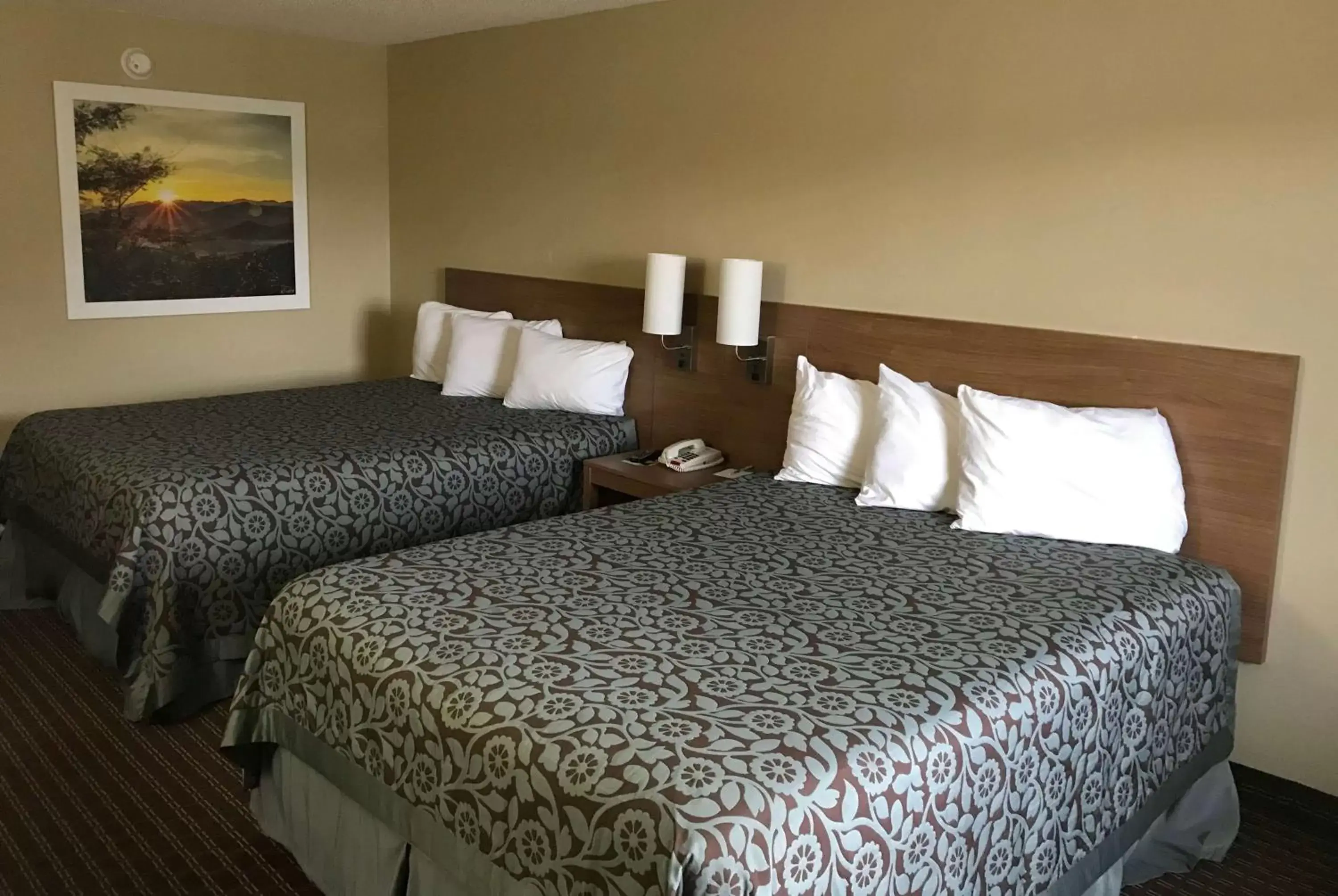 Queen Room with Two Queen Beds - Smoking in Days Inn By Wyndham Lexington-Columbia Queen Room with Two Queen Beds - Smoking in Days Inn By Wyndham Lexington-Columbia