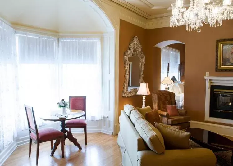 Deluxe Queen Suite in The Foxglove Inn Deluxe Queen Suite in The Foxglove Inn