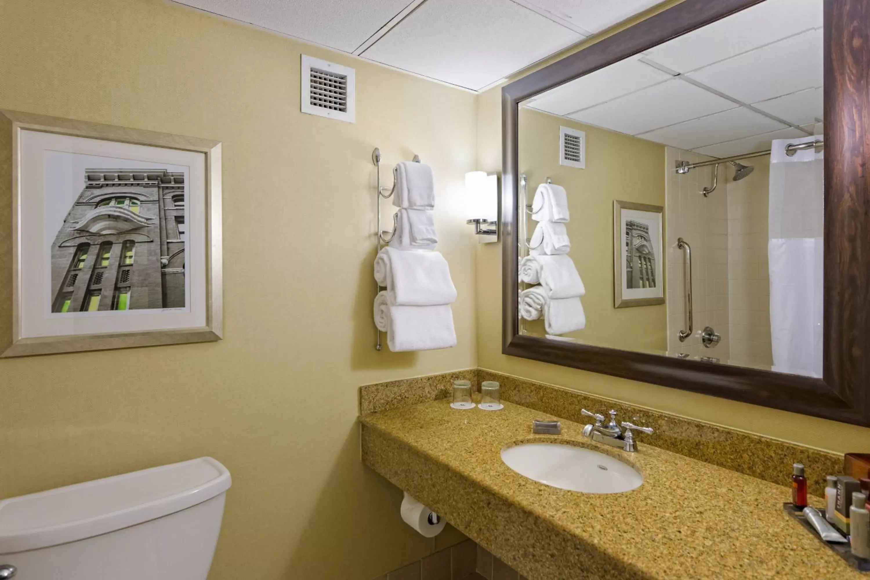 Concierge Level King Room with Adapted Tub - Mobility Accessible/High Floor in Houston Marriott West Loop by The Galleria Concierge Level King Room with Adapted Tub - Mobility Accessible/High Floor in Houston Marriott West Loop by The Galleria