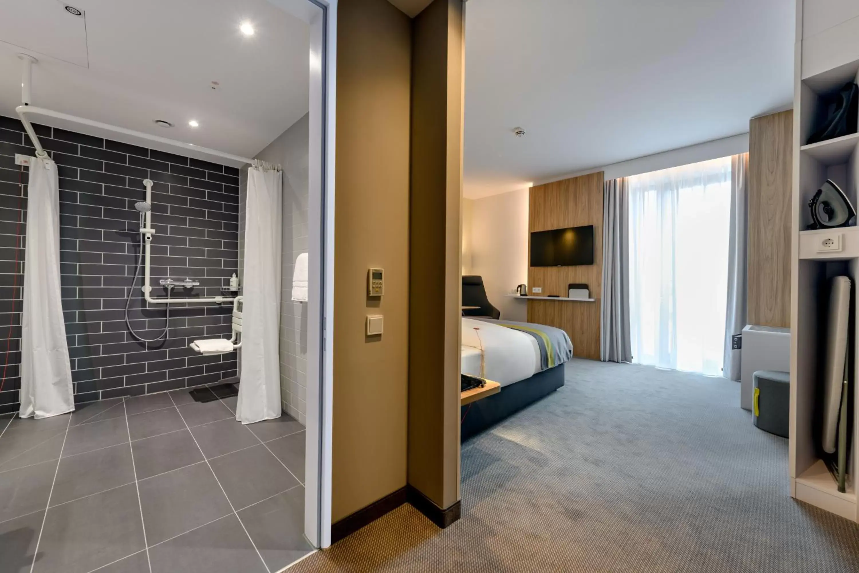 Queen Room with Roll In Shower - Mobility Accessible in Holiday Inn Express - Fulda, an IHG Hotel Queen Room with Roll In Shower - Mobility Accessible in Holiday Inn Express - Fulda, an IHG Hotel