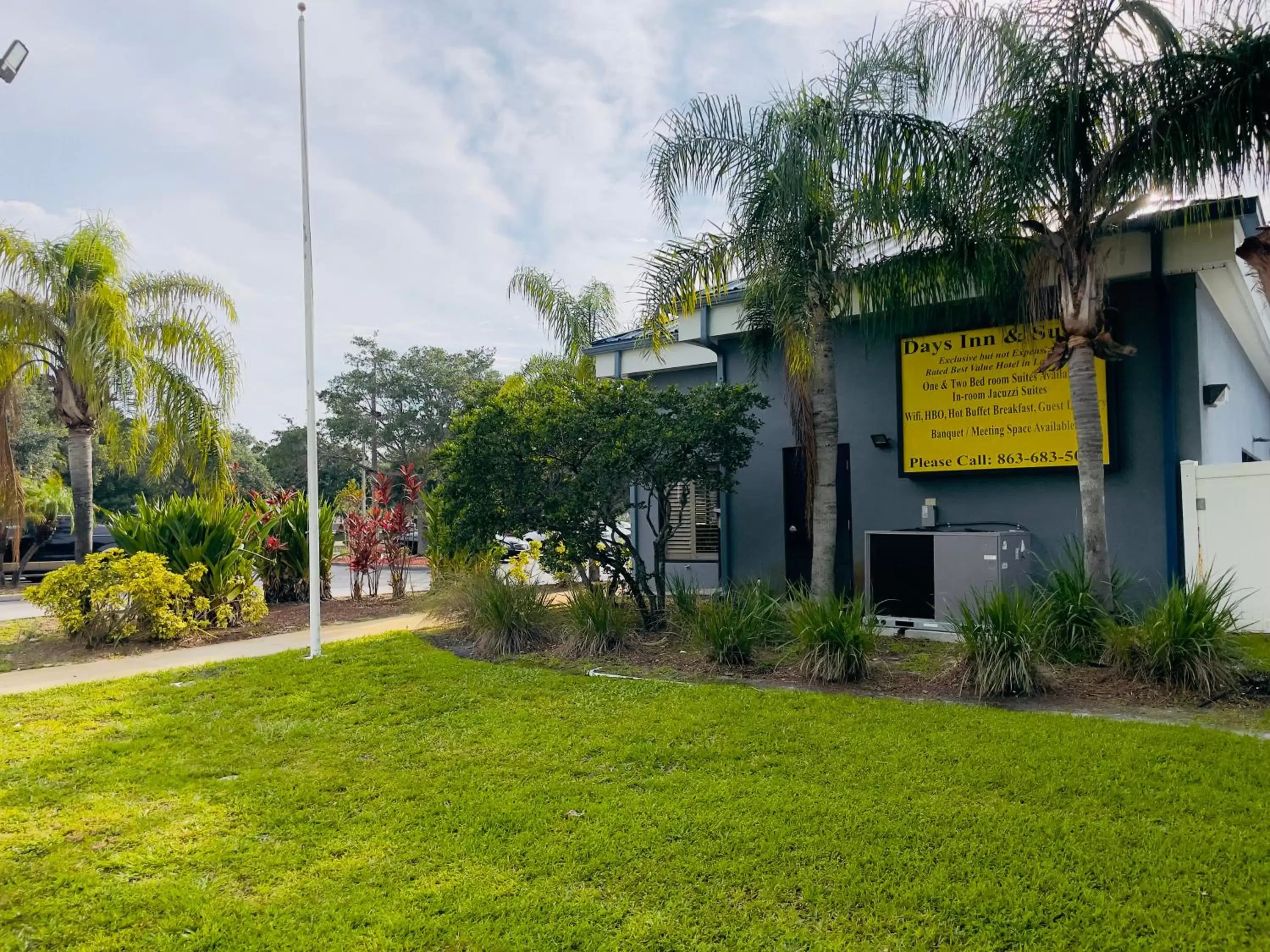 King Suite with Jetted Tub in Days Inn & Suites by Wyndham Lakeland King Suite with Jetted Tub in Days Inn & Suites by Wyndham Lakeland