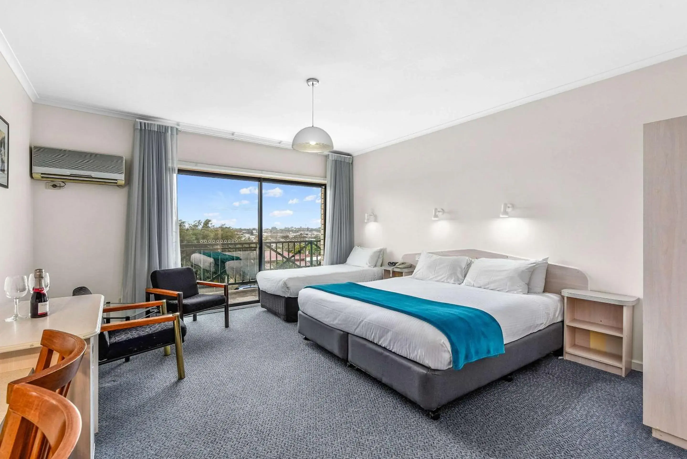 Large Standard Room in Comfort Inn The Lakes Large Standard Room in Comfort Inn The Lakes