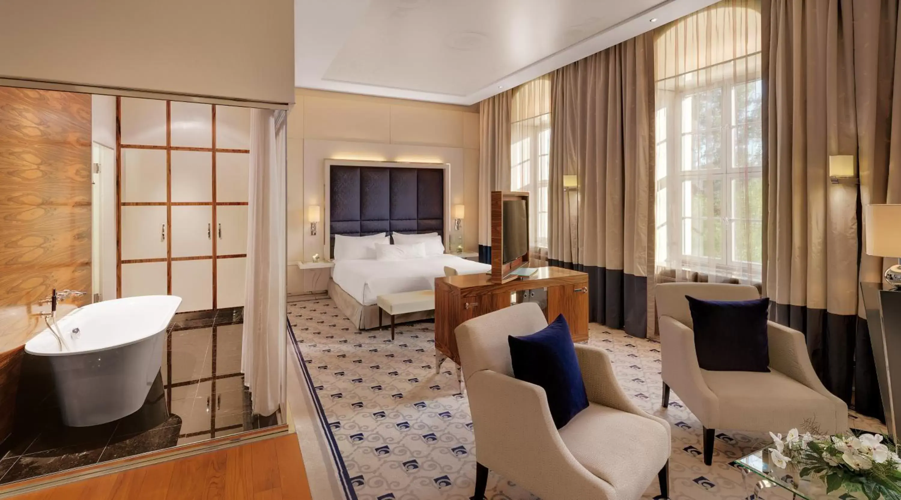 Junior Suite Deluxe, 1 Bedroom Junior Suite, 1 King - single occupancy in Bilderberg Bellevue Hotel Dresden Junior Suite Deluxe, 1 Bedroom Junior Suite, 1 King - single occupancy in Bilderberg Bellevue Hotel Dresden