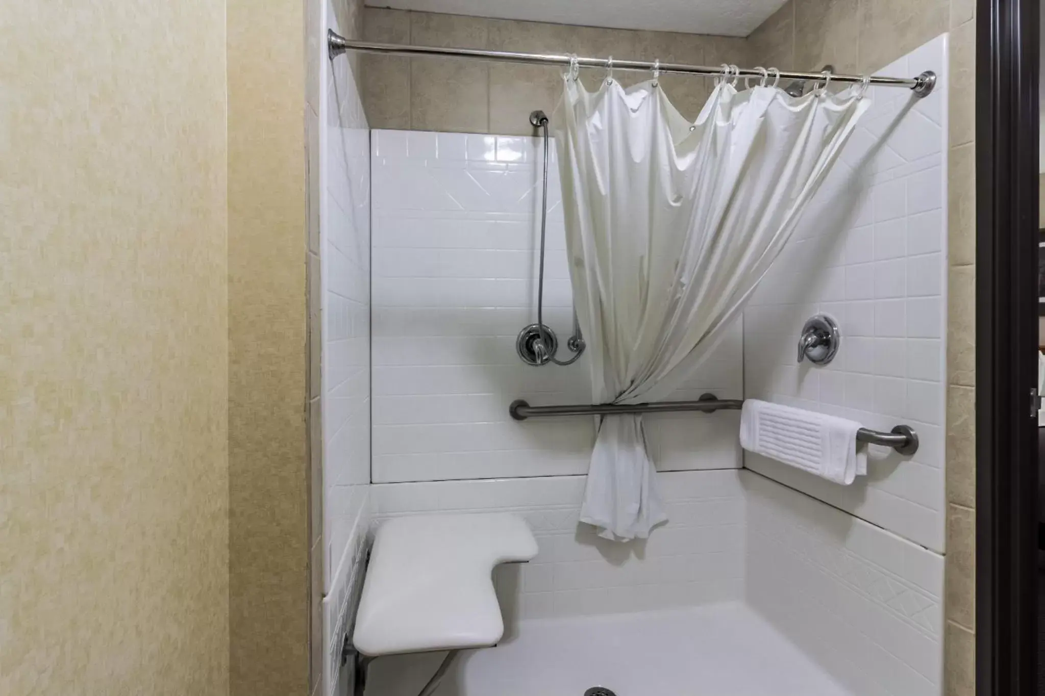 Queen Room - Disability Access - Roll in Shower in Motel 6 Minot, ND Queen Room - Disability Access - Roll in Shower in Motel 6 Minot, ND