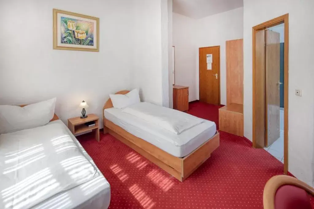 Economy Twin Room in Hotel Restaurant Mathildenhof Economy Twin Room in Hotel Restaurant Mathildenhof