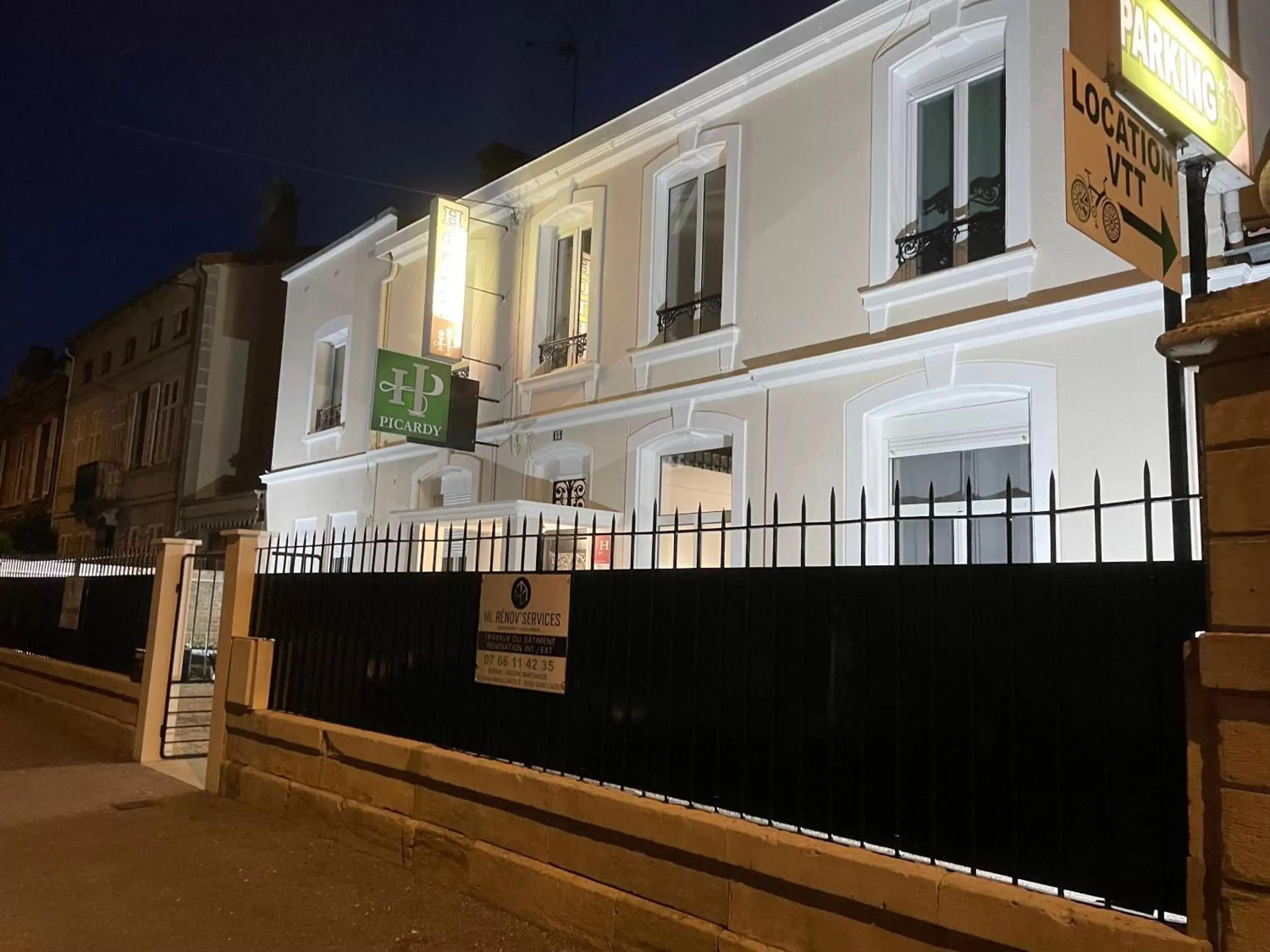 Property Building in Hôtel Le Picardy Property Building in Hôtel Le Picardy