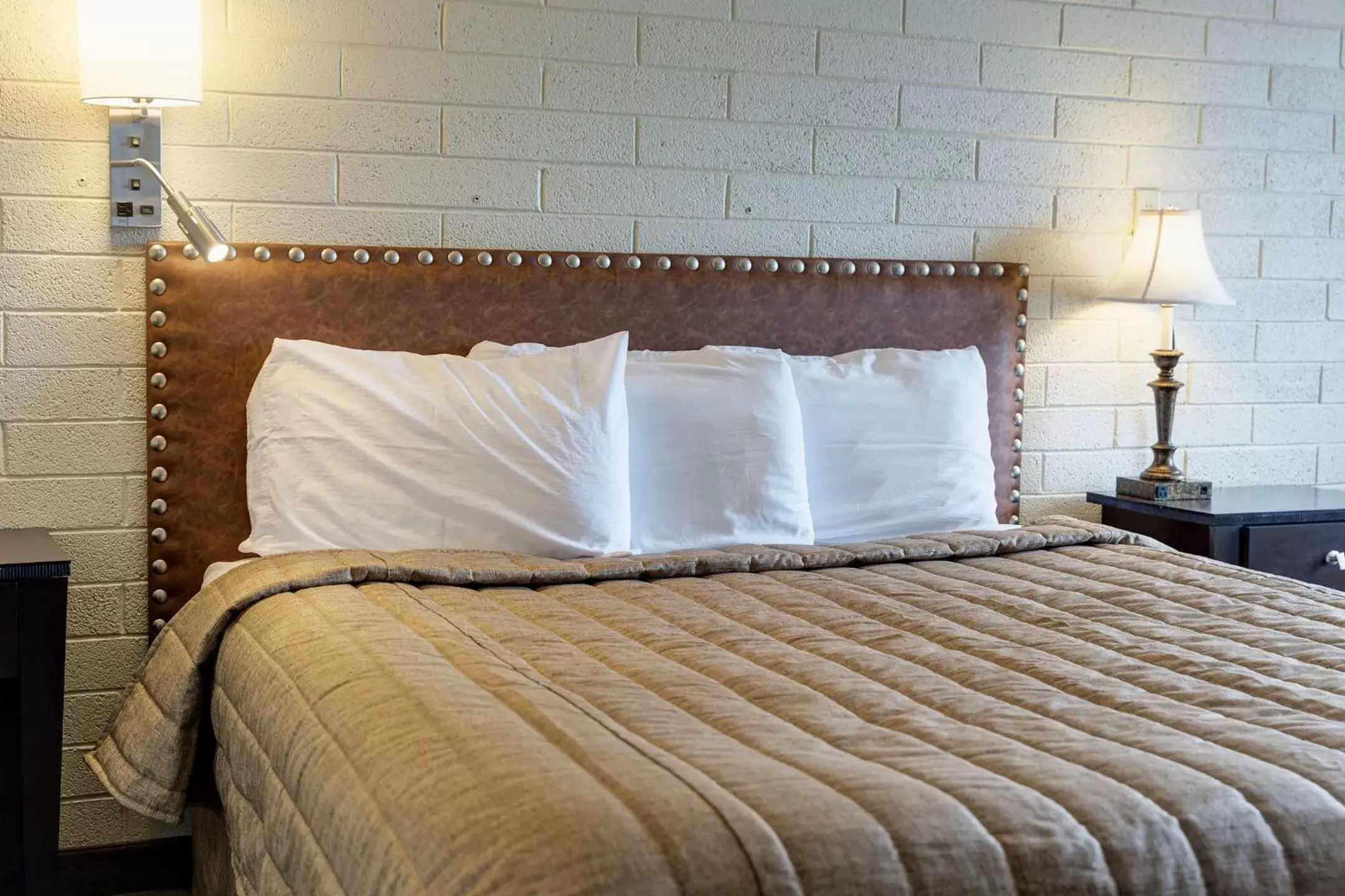 Business King Room in El Rancho Hotel Business King Room in El Rancho Hotel