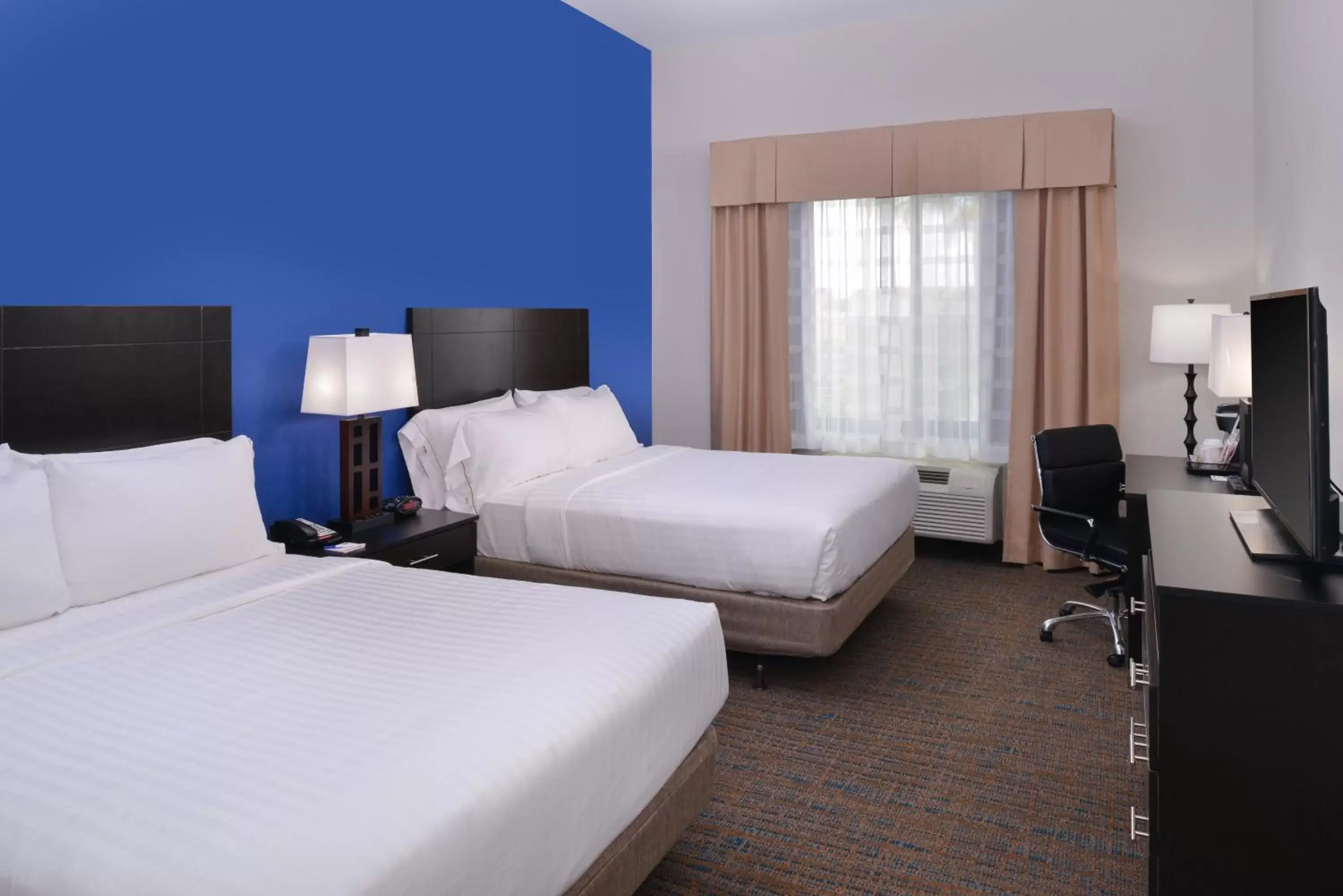 Standard Room with Two Queen Beds in Holiday Inn Express & Suites Bakersfield Airport by IHG Standard Room with Two Queen Beds in Holiday Inn Express & Suites Bakersfield Airport by IHG