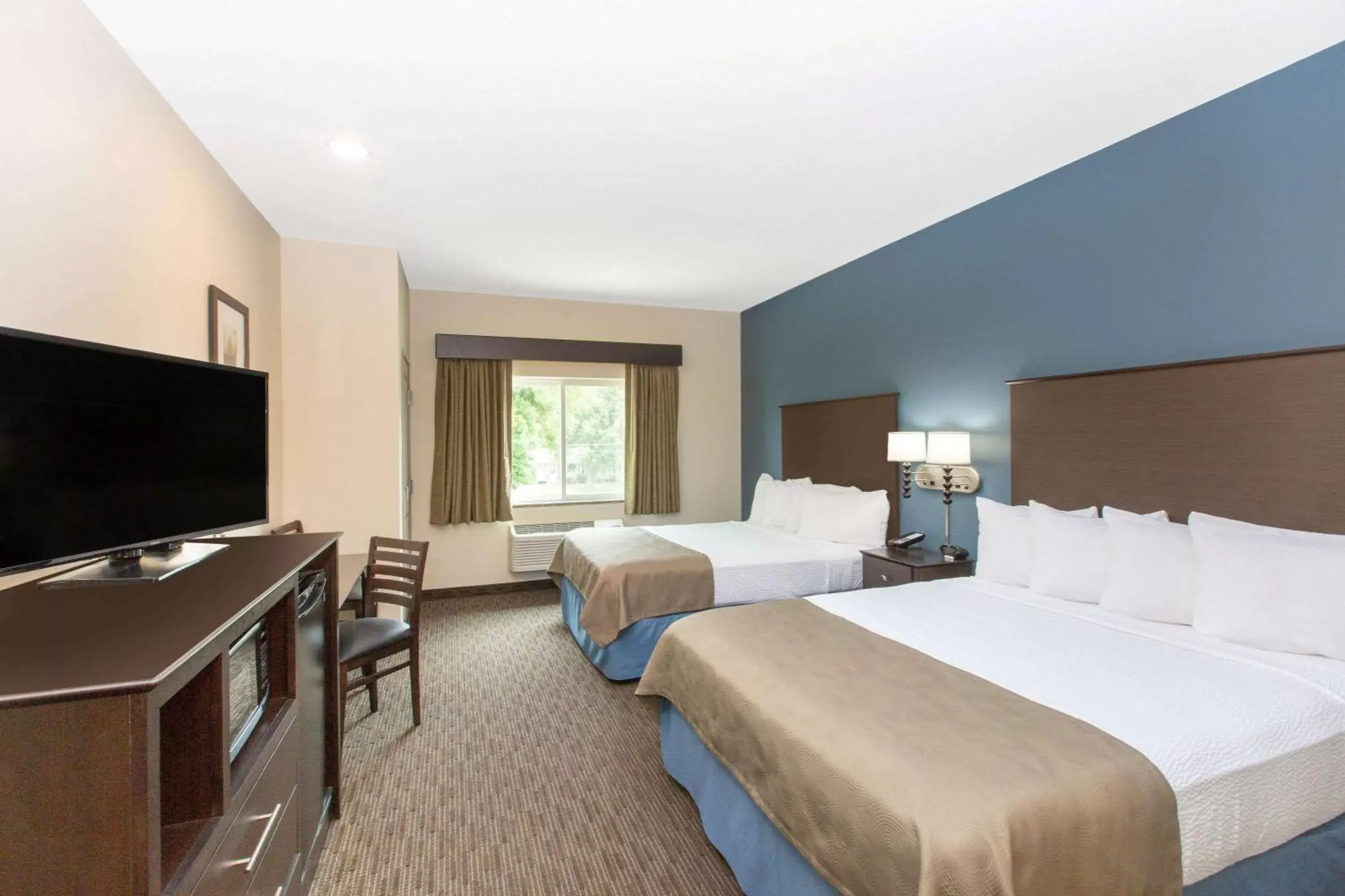 Business Queen Room with Two Queen Beds - Pet Friendly/ Non-Smoking in AmericInn by Wyndham Humboldt Business Queen Room with Two Queen Beds - Pet Friendly/ Non-Smoking in AmericInn by Wyndham Humboldt