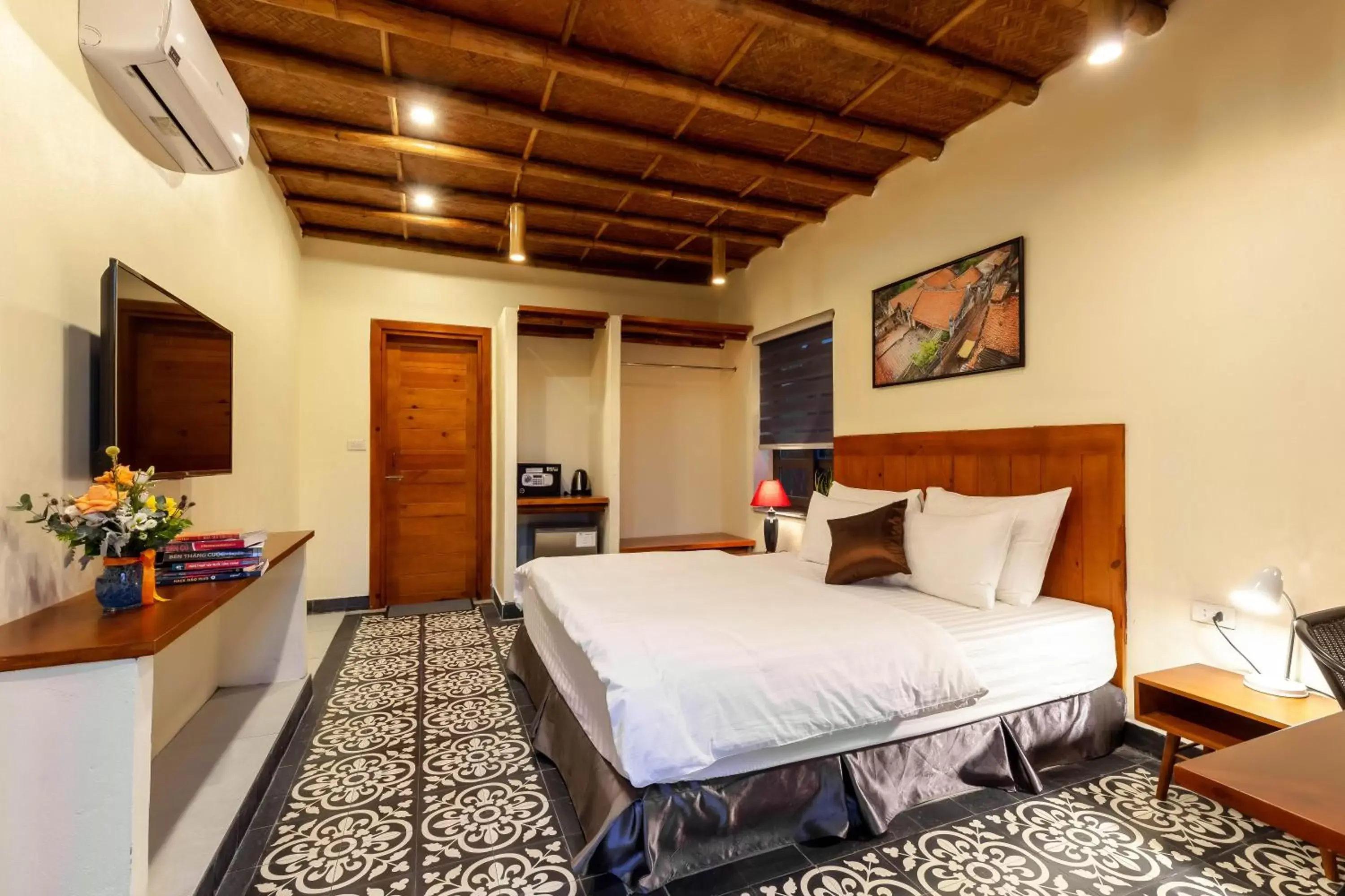 Deluxe King Room in Tam Coc Banana Bungalow Deluxe King Room in Tam Coc Banana Bungalow