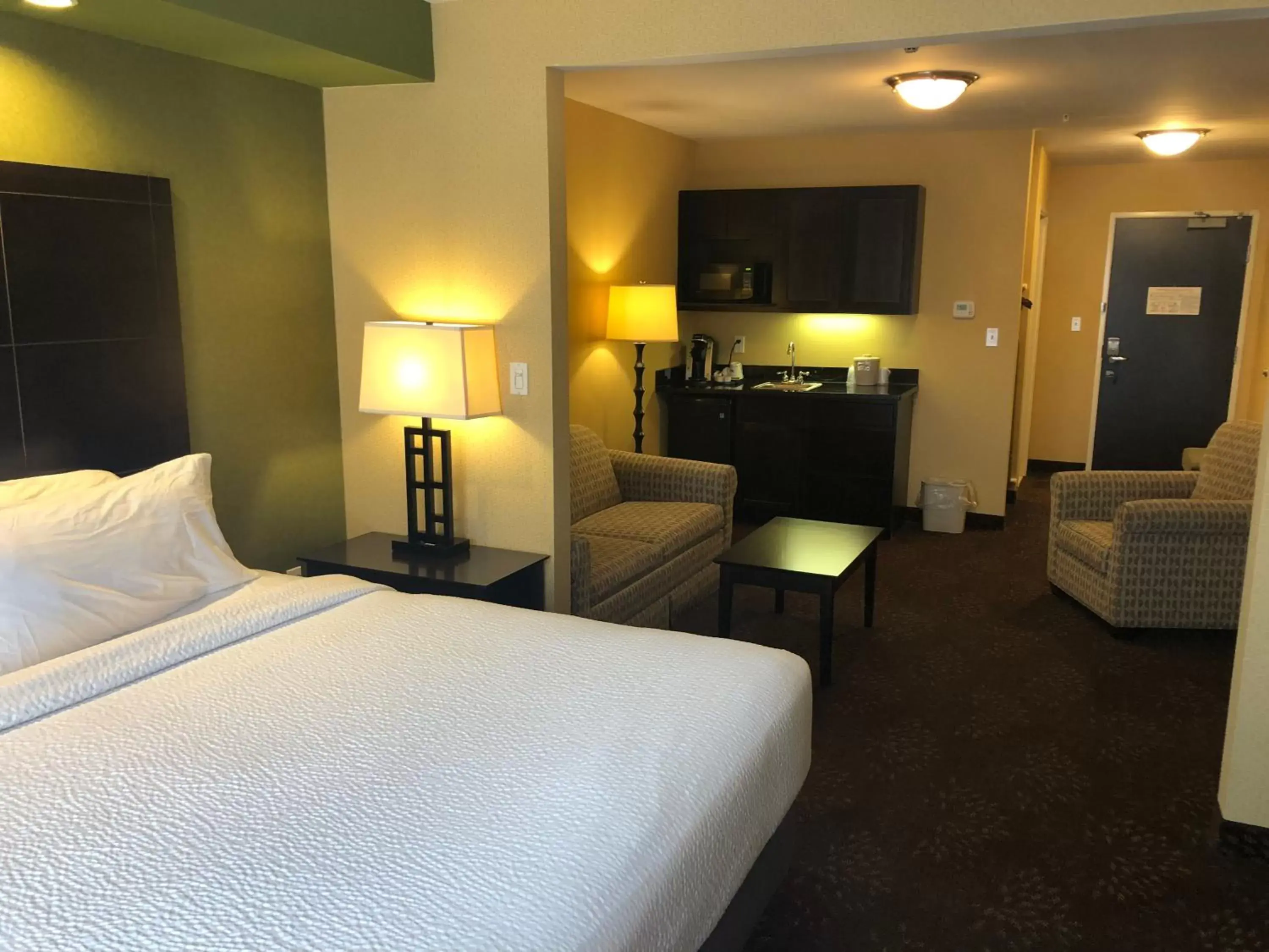 Standard King Room with Sofa Bed - Non-Smoking in Holiday Inn Express Hotel & Suites Lansing-Dimondale by IHG Standard King Room with Sofa Bed - Non-Smoking in Holiday Inn Express Hotel & Suites Lansing-Dimondale by IHG