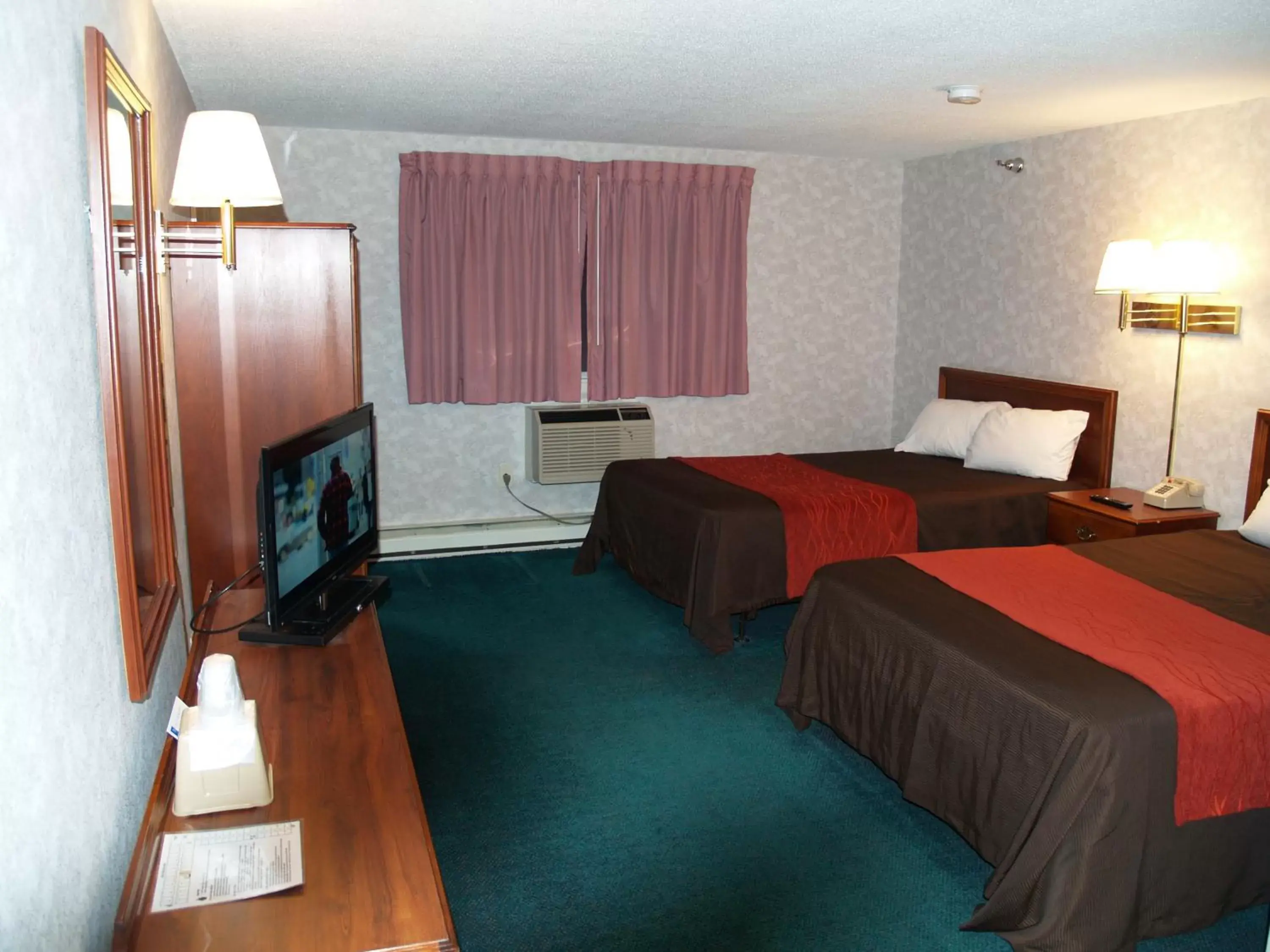 Deluxe Double Room in Bangor Inn & Suites Deluxe Double Room in Bangor Inn & Suites