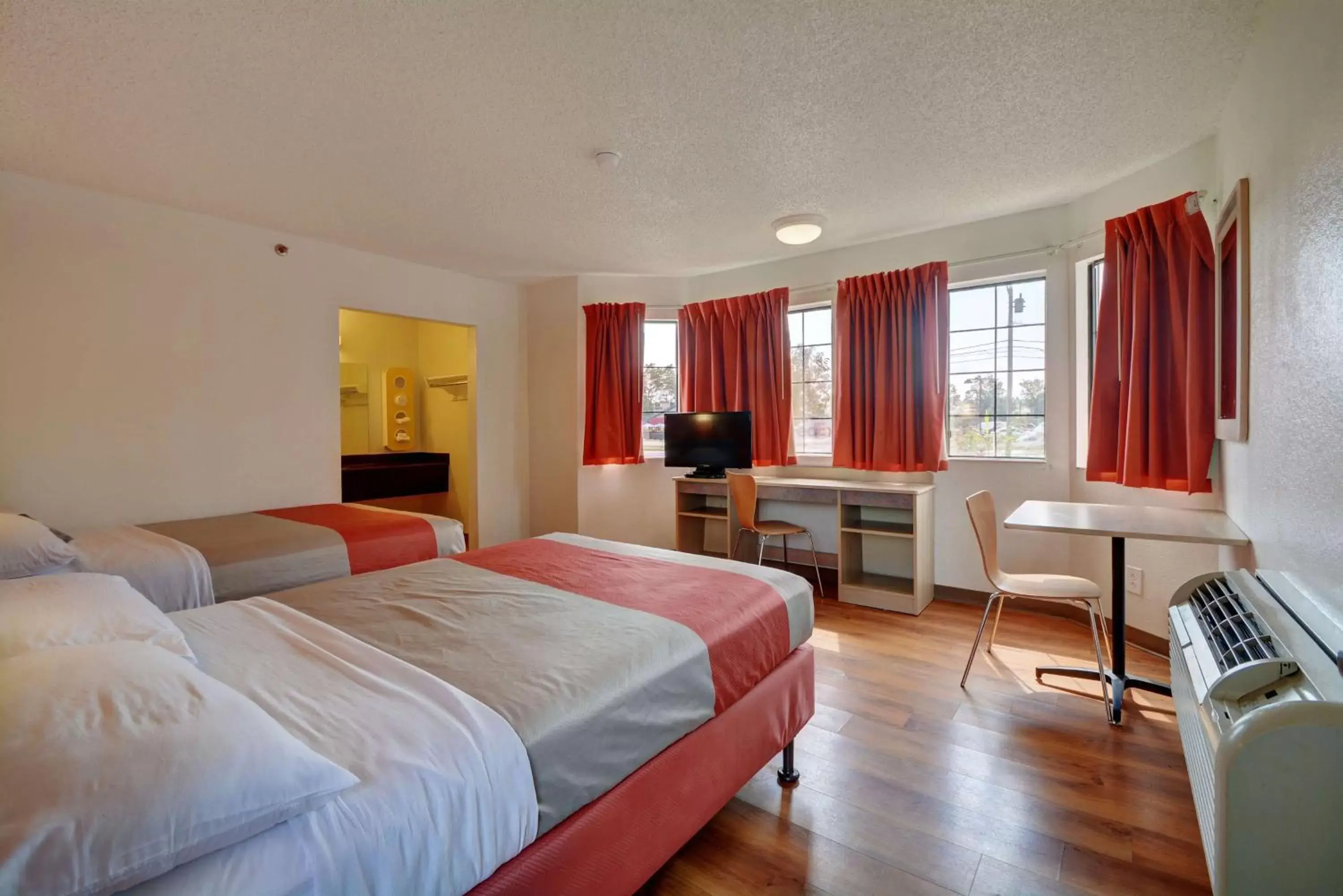 Queen Room in Motel 6-Wethersfield, CT - Hartford Queen Room in Motel 6-Wethersfield, CT - Hartford