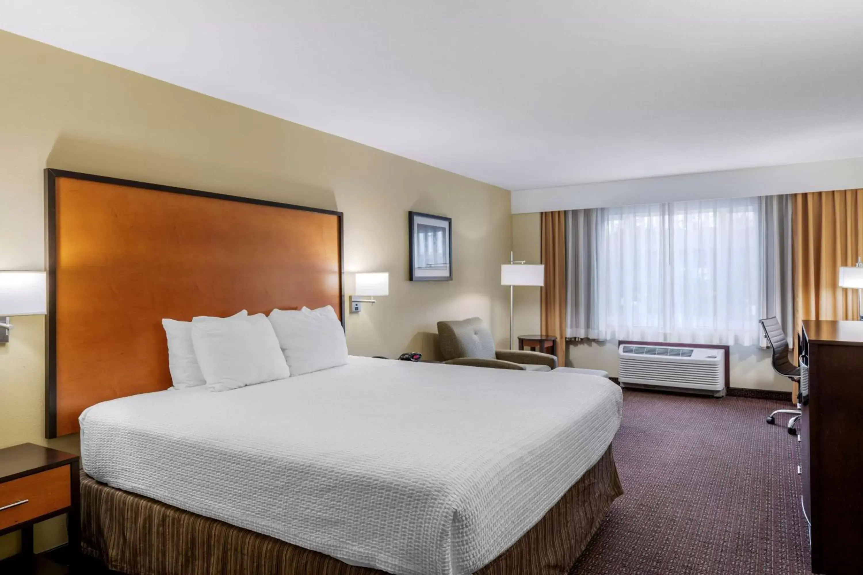King Room with Roll-in Shower - Disability Access/Non-Smoking in Best Western Cascade Inn & Suites King Room with Roll-in Shower - Disability Access/Non-Smoking in Best Western Cascade Inn & Suites
