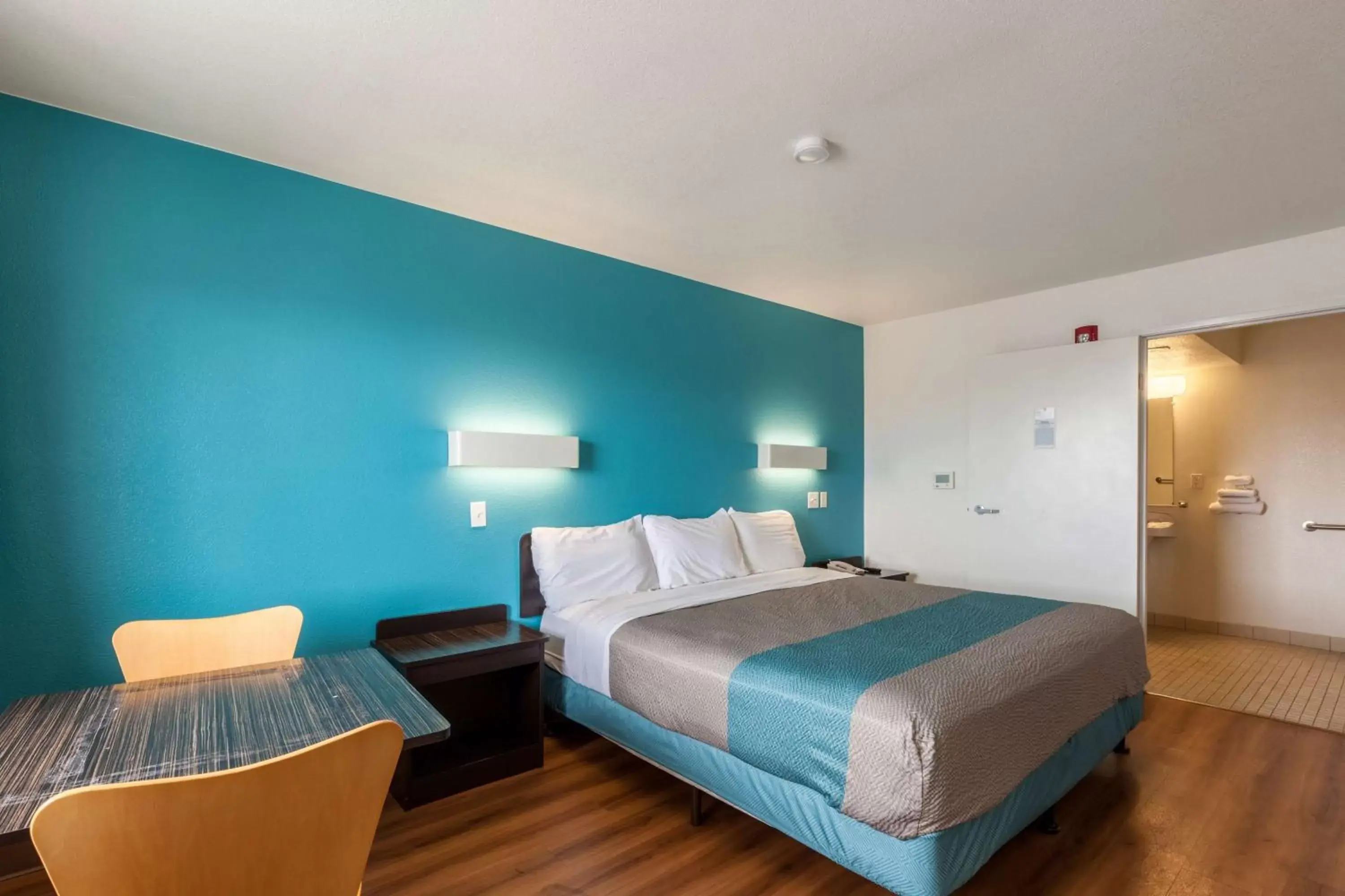 King Room with Roll-In Shower - Disability Access in Motel 6-Webster, TX - Houston - Nasa Lake King Room with Roll-In Shower - Disability Access in Motel 6-Webster, TX - Houston - Nasa Lake