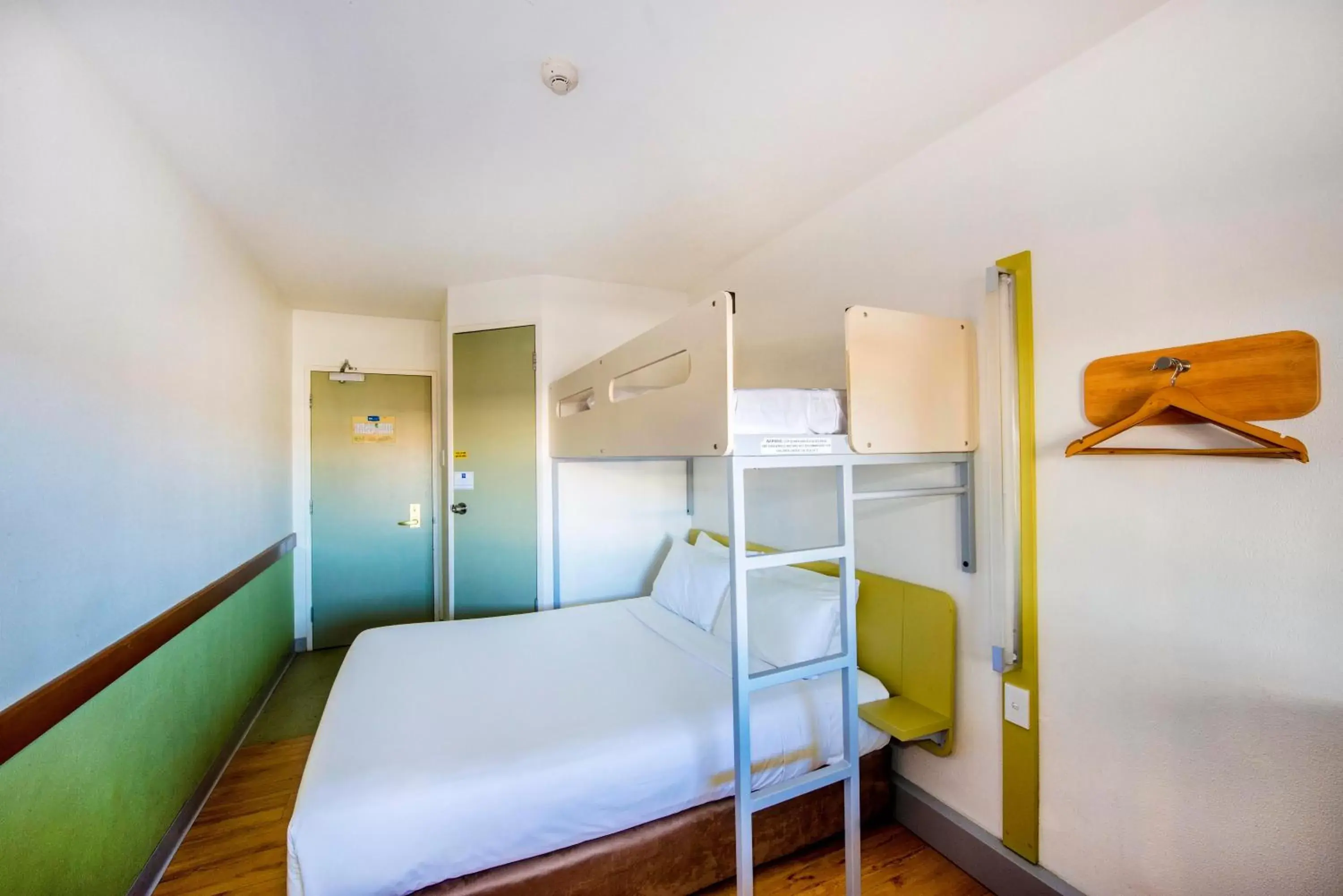 Standard Queen Room with a Single Overhead Bunk Bed in ibis Budget - Campbelltown Standard Queen Room with a Single Overhead Bunk Bed in ibis Budget - Campbelltown