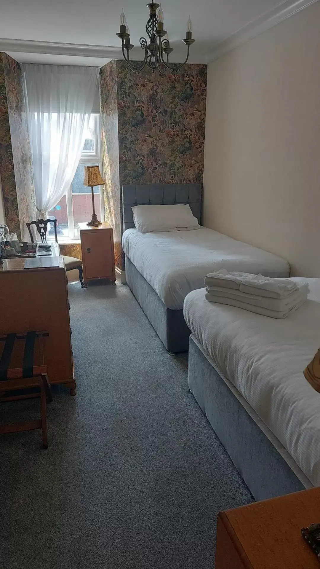 Twin Room with Shower in The Royal Twin Room with Shower in The Royal