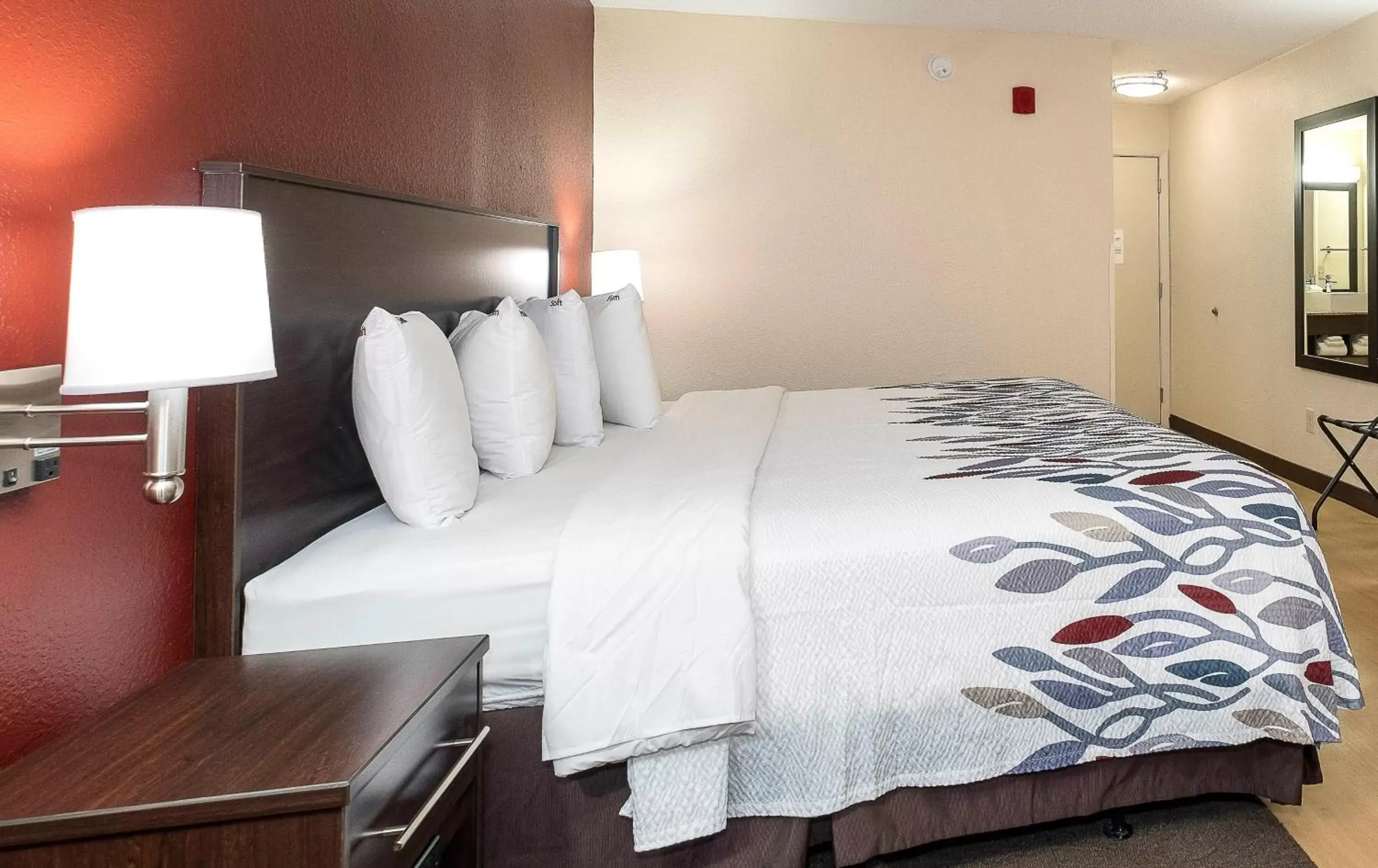 Deluxe King Room Non-Smoking in Red Roof Inn Gaffney Deluxe King Room Non-Smoking in Red Roof Inn Gaffney