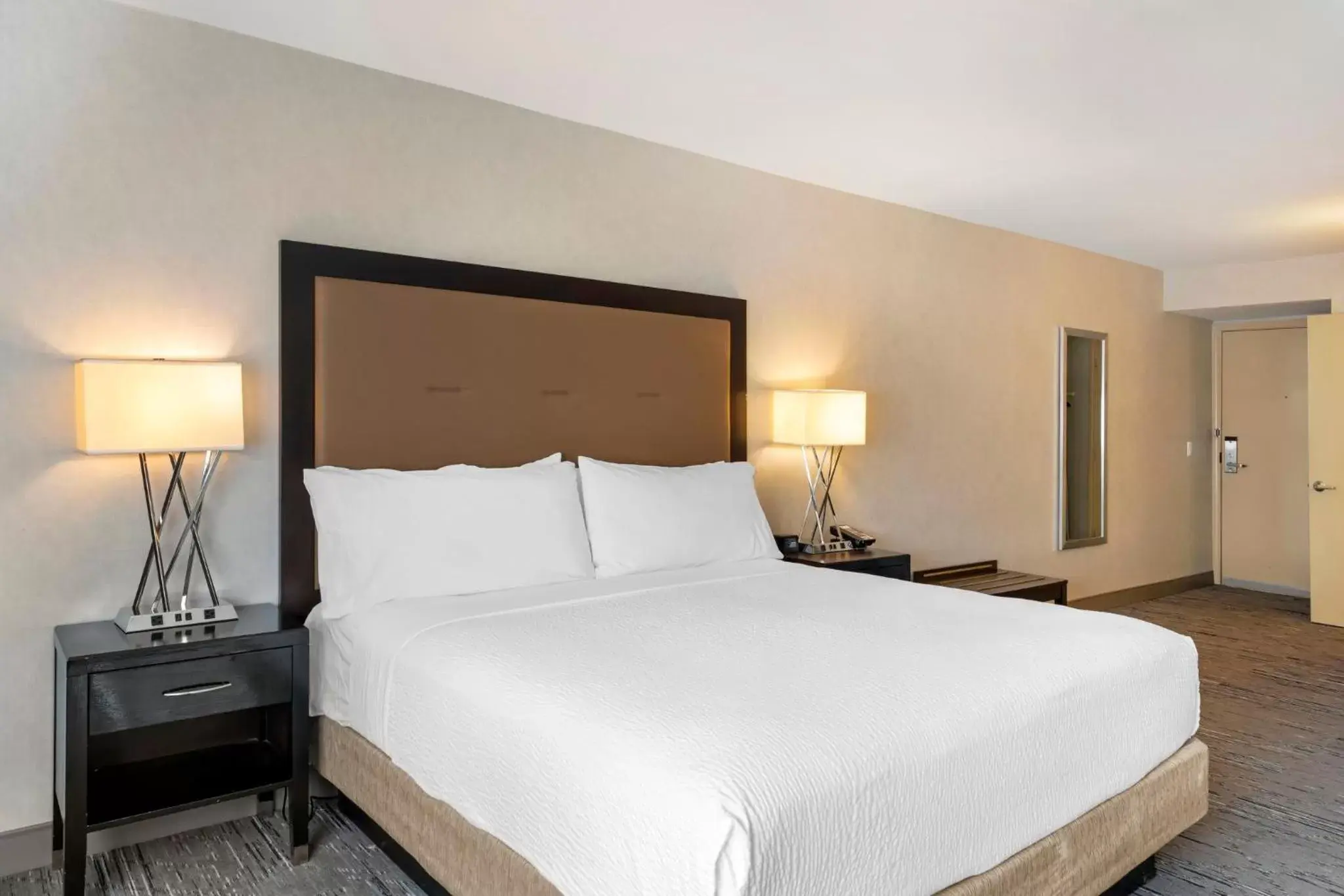 Standard King Room with Mobility Accessible Roll-In Shower in Holiday Inn Express San Bernardino Colton by IHG Standard King Room with Mobility Accessible Roll-In Shower in Holiday Inn Express San Bernardino Colton by IHG