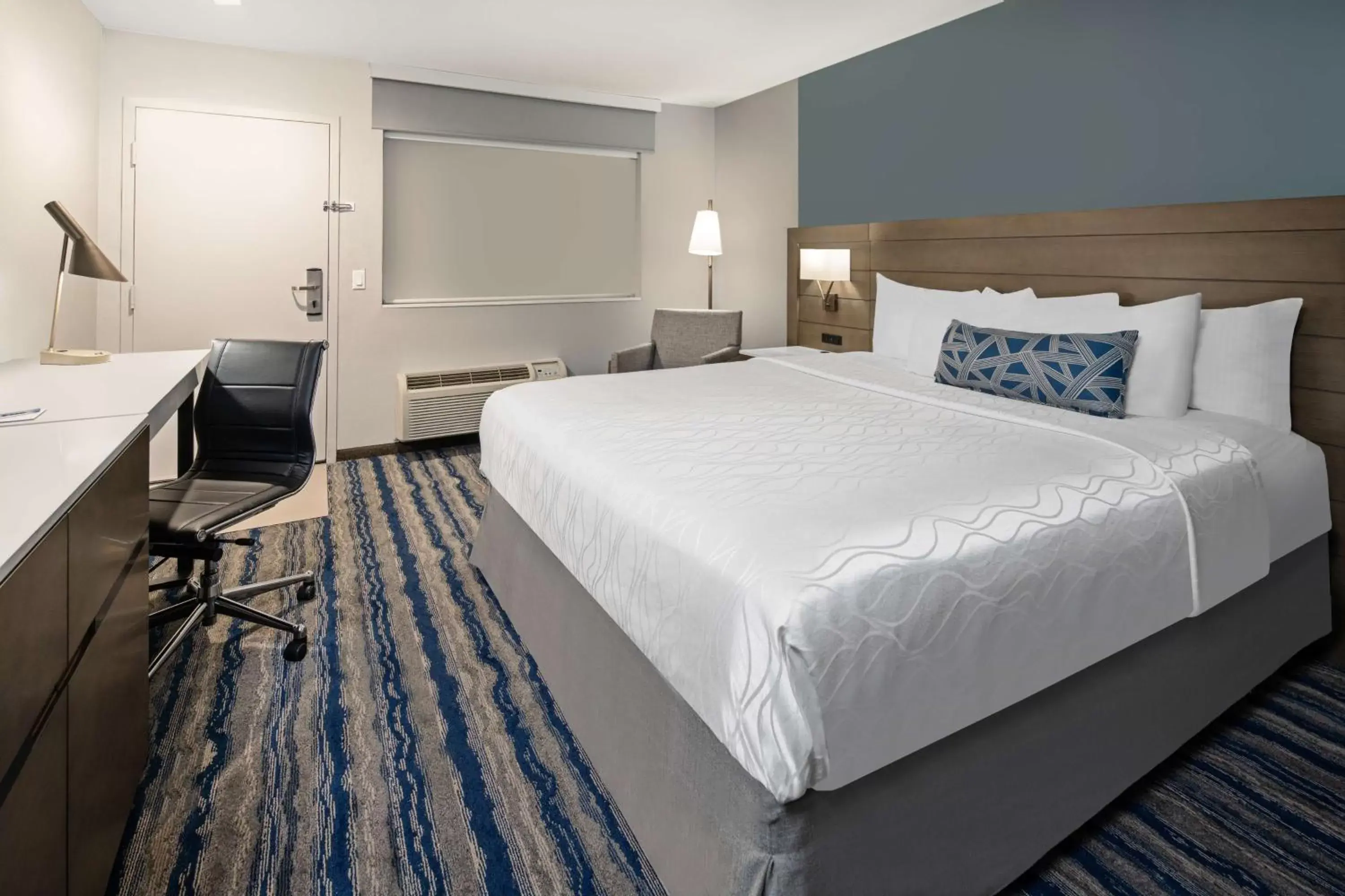 King Room with Roll-In Shower - Disability Access in Best Western San Diego/Miramar Hotel King Room with Roll-In Shower - Disability Access in Best Western San Diego/Miramar Hotel