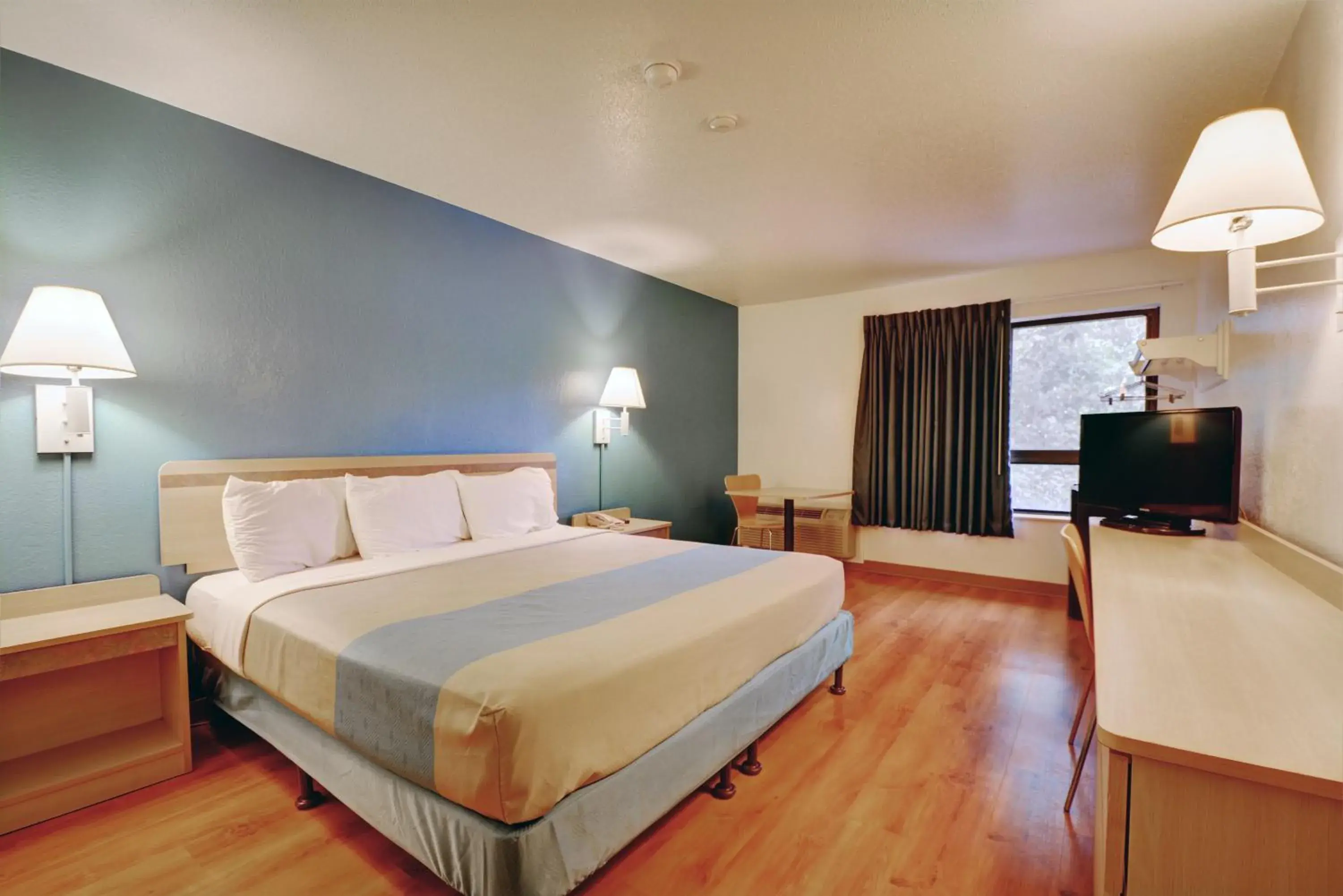 Deluxe King Room - Smoking in Motel 6-Newport, RI Deluxe King Room - Smoking in Motel 6-Newport, RI