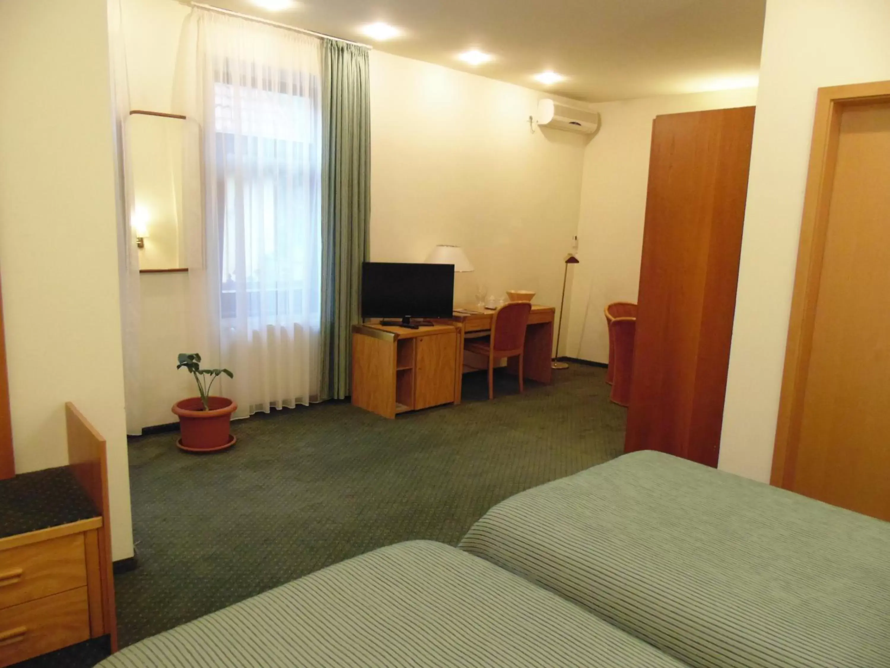 Triple Room in Curtea Brasoveana Triple Room in Curtea Brasoveana