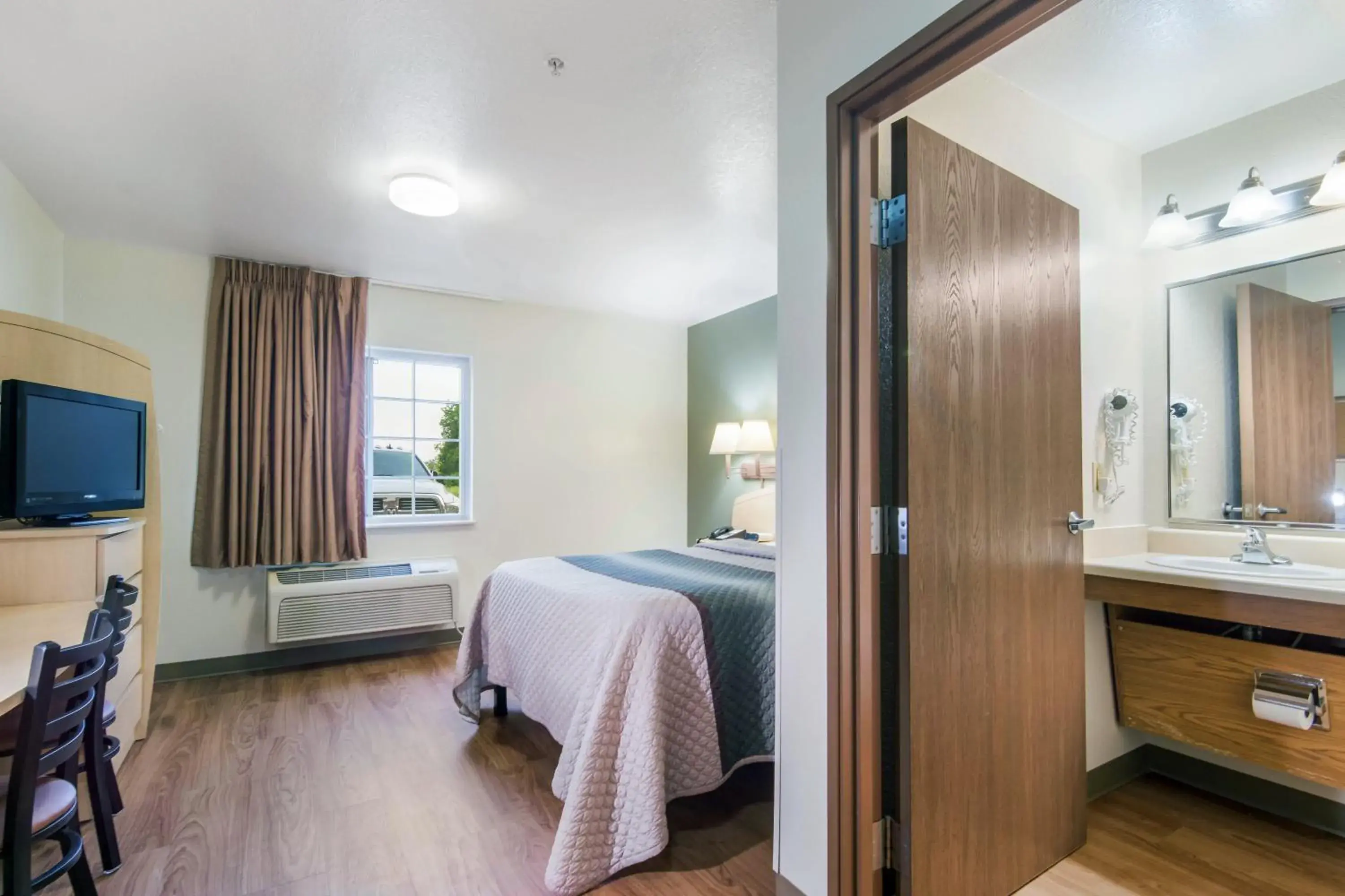 Studio Queen Room Smoking in HomeTowne Studios & Suites by Red Roof Bentonville Studio Queen Room Smoking in HomeTowne Studios & Suites by Red Roof Bentonville