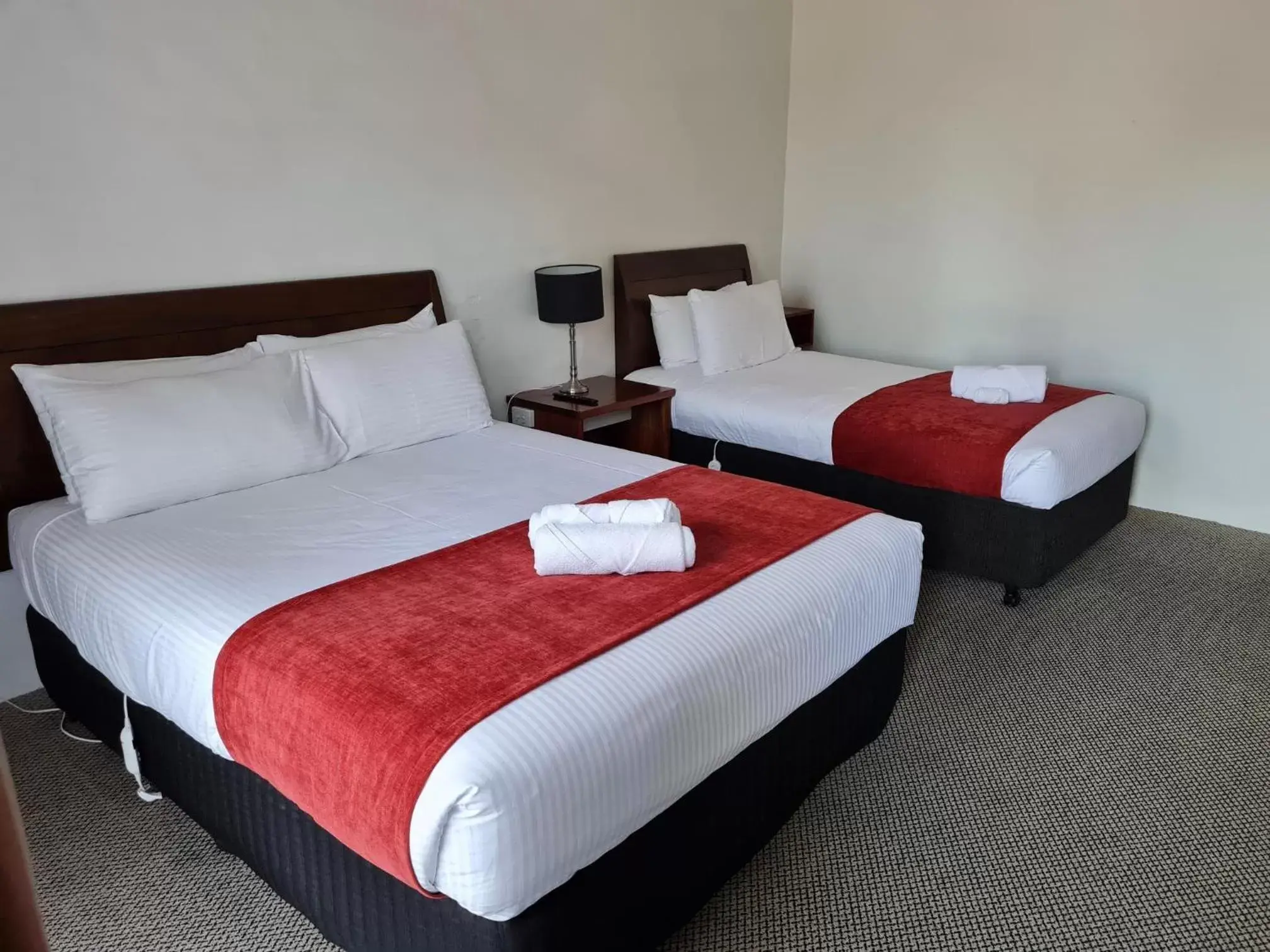 Queen & Single Twin Room in Seaton Arms Motor Inn Queen & Single Twin Room in Seaton Arms Motor Inn