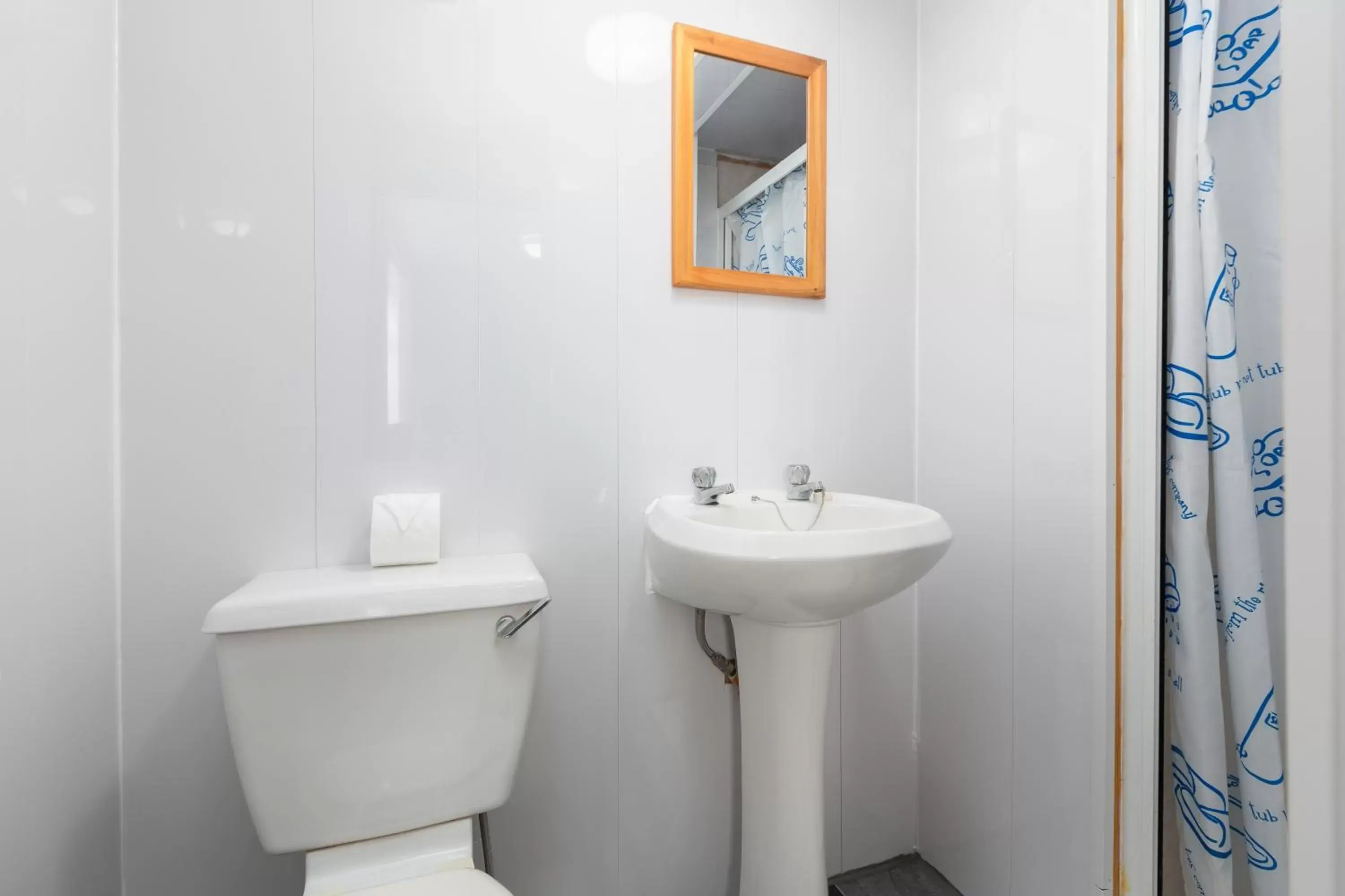 Quintuple Room (5 Adults) in The Norwood Hotel for Groups-Blackpool Party Weekends Quintuple Room (5 Adults) in The Norwood Hotel for Groups-Blackpool Party Weekends