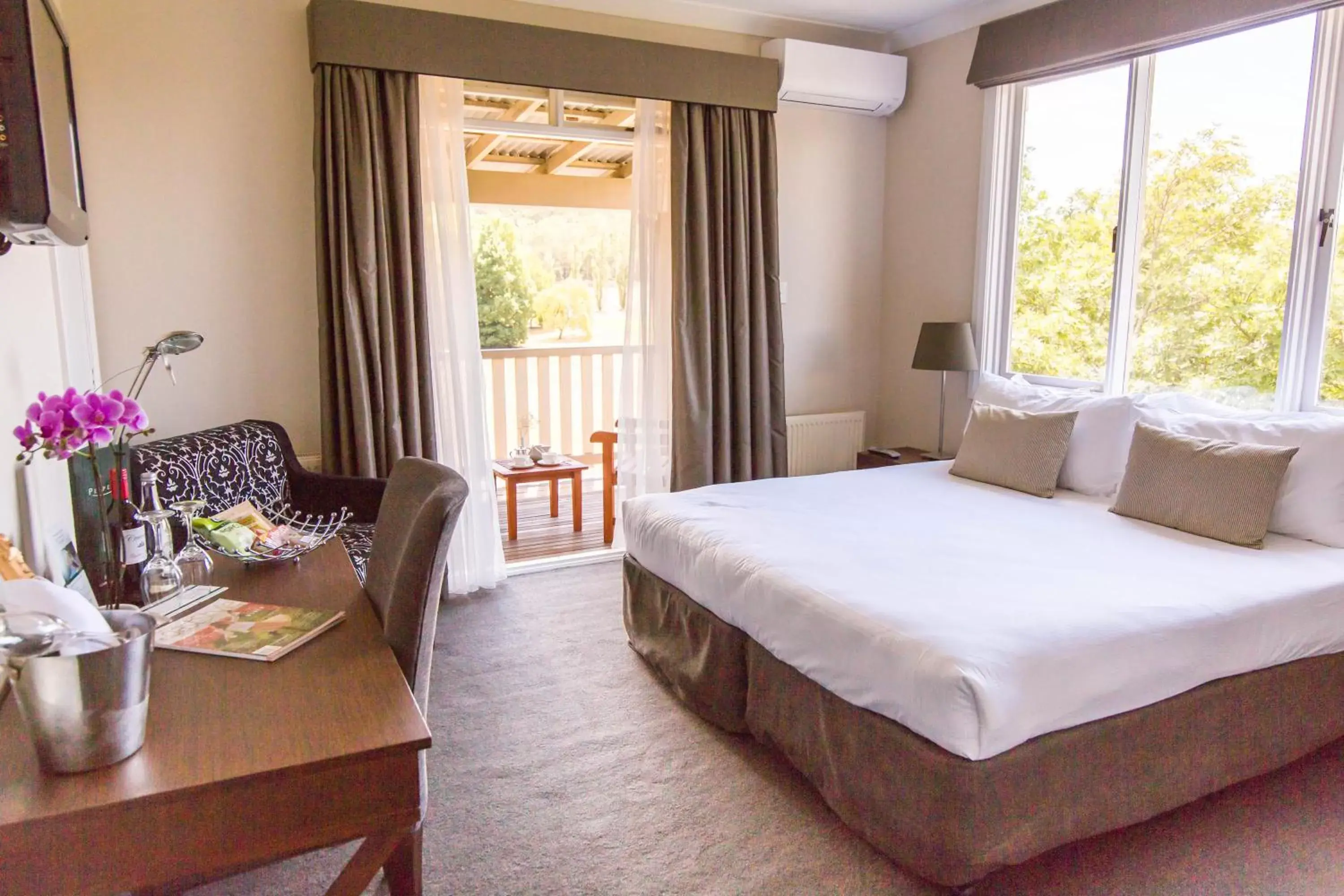 Elms King Room with Balcony in Peppers Craigieburn Resort Elms King Room with Balcony in Peppers Craigieburn Resort