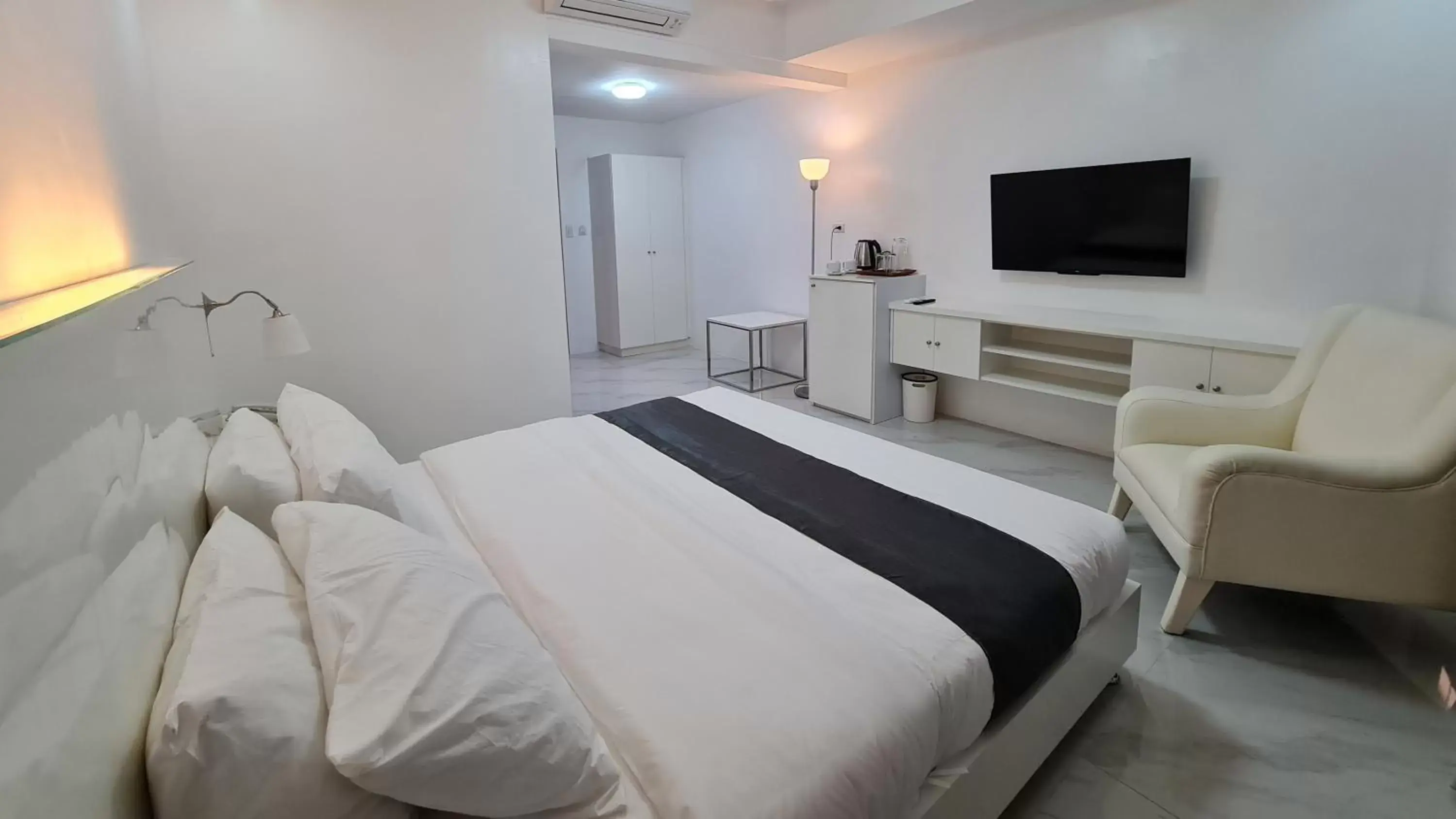 Deluxe King Room in Staycation Hotel Deluxe King Room in Staycation Hotel